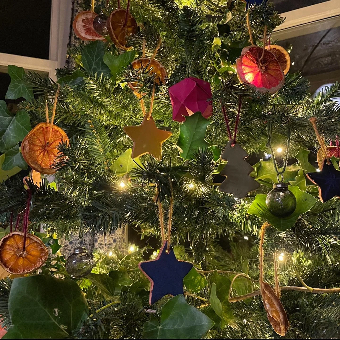 Christmas tree number 2 (why not?!) - for this one I&rsquo;ve used my time not having Xmas drinks in a pub to make some ornaments from air dried clay, and to oven dry oranges and grapefruits (which was very easy and satisfying to do - they smell amaz