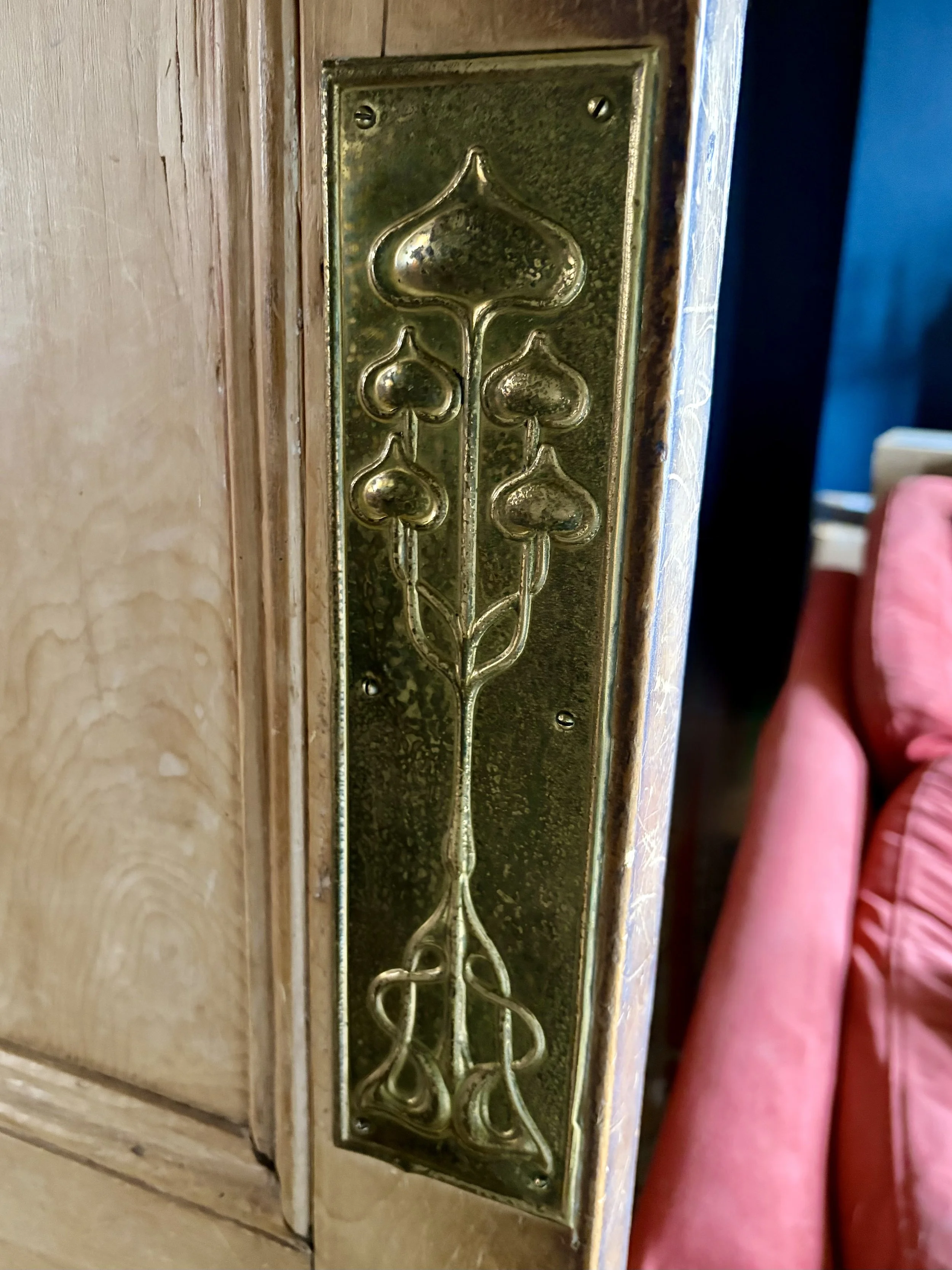 Natural imagery on an art nouveau finger plate