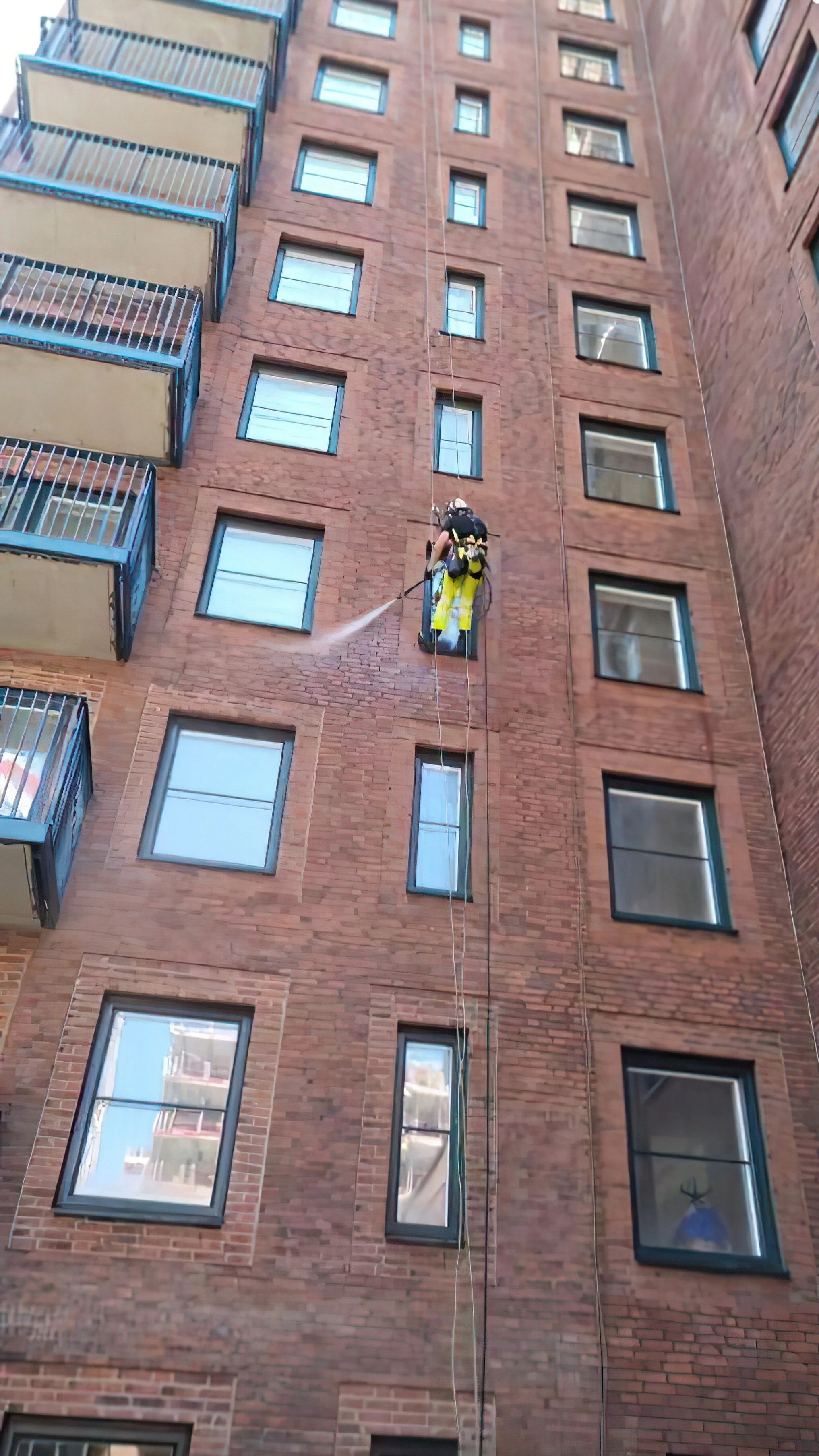 Fasadevask av høy murbygning i Kristiansand utført av Alt i Høyde – trygg rengjøring med spesialutstyr.