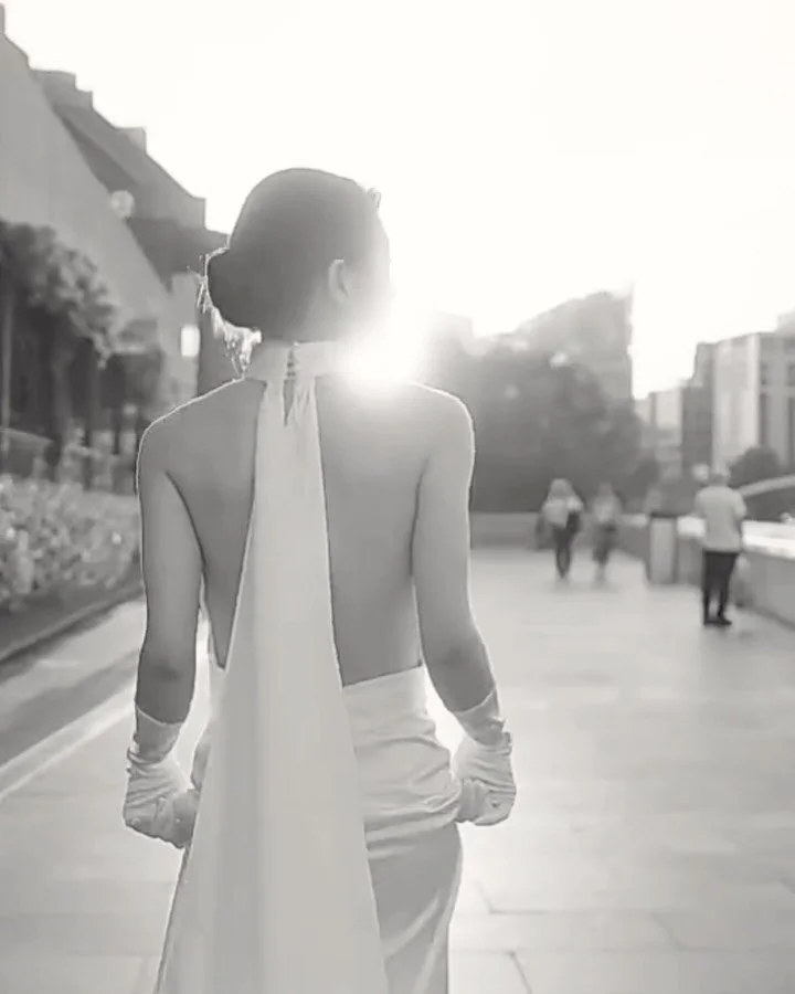 A modern frame.
White against the city.
.
.
.
.
Photo ｜ @rhfoto.au 
Makeup ｜ @rhfoto.au 
Gown &amp; Suit ｜ @rhfoto.au 
.
.
.
#melbournemakeupartist 
#melbournecity 
#melbourneprewedding 
#pr&eacute;wedding 
#prewedding