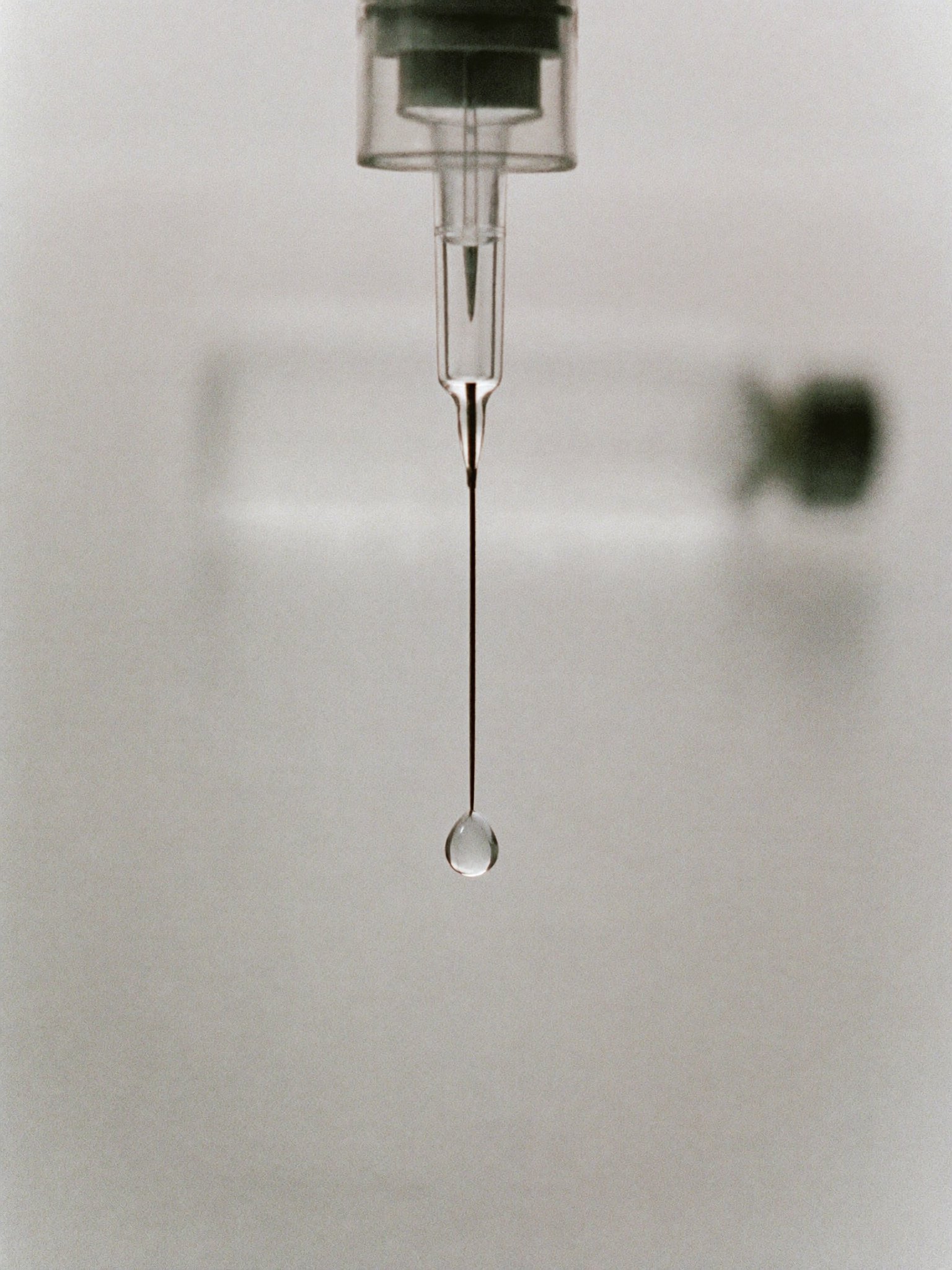 Pipette med dråbe serum, hudplejebehandling på klinik