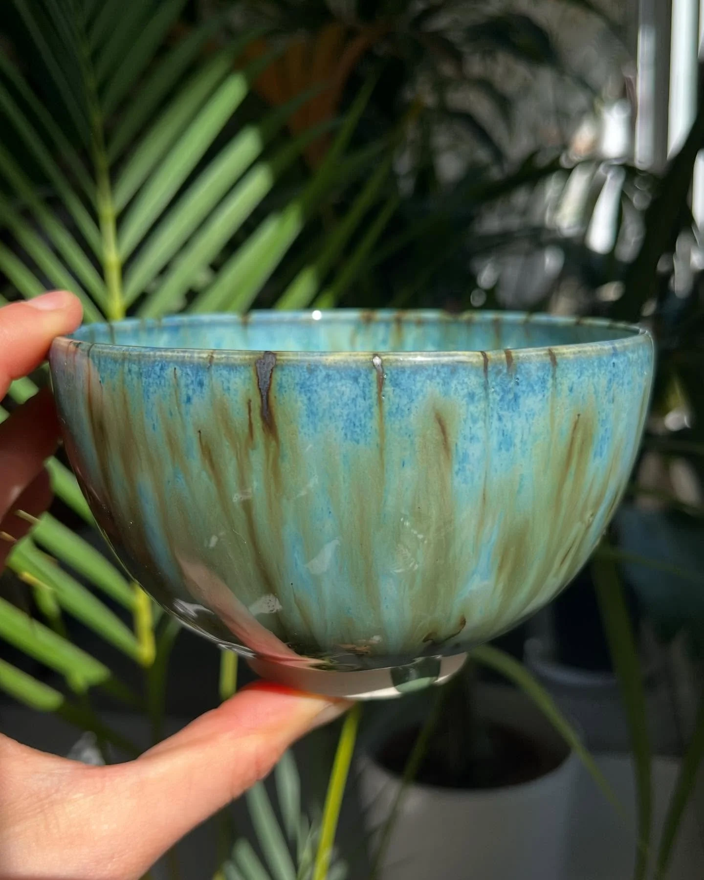 Sumptuous little bowl in green and blue! It fits right into the ferny background. Look at that delicious drip (last pic)

If you would like to buy this chap or something similar, message me. Currently working some commissions for bowls and mugs ☺️

#