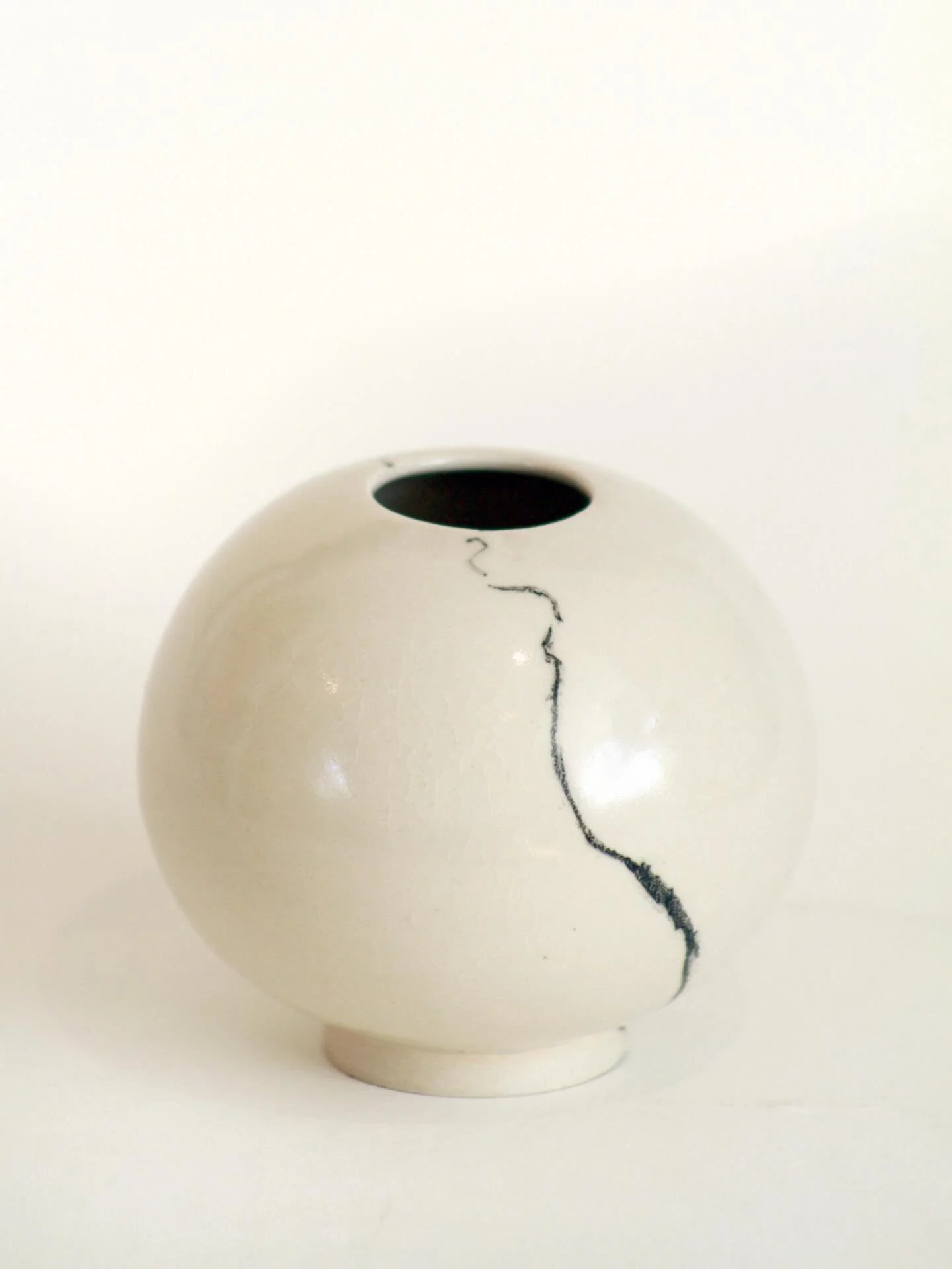 Stillness 

Recently gifted to a dear friend, who is now the caring father of this quiet one.

#ceramicstudio #ceramics #stoneware #markmaking  #drawing #takealineforawalk