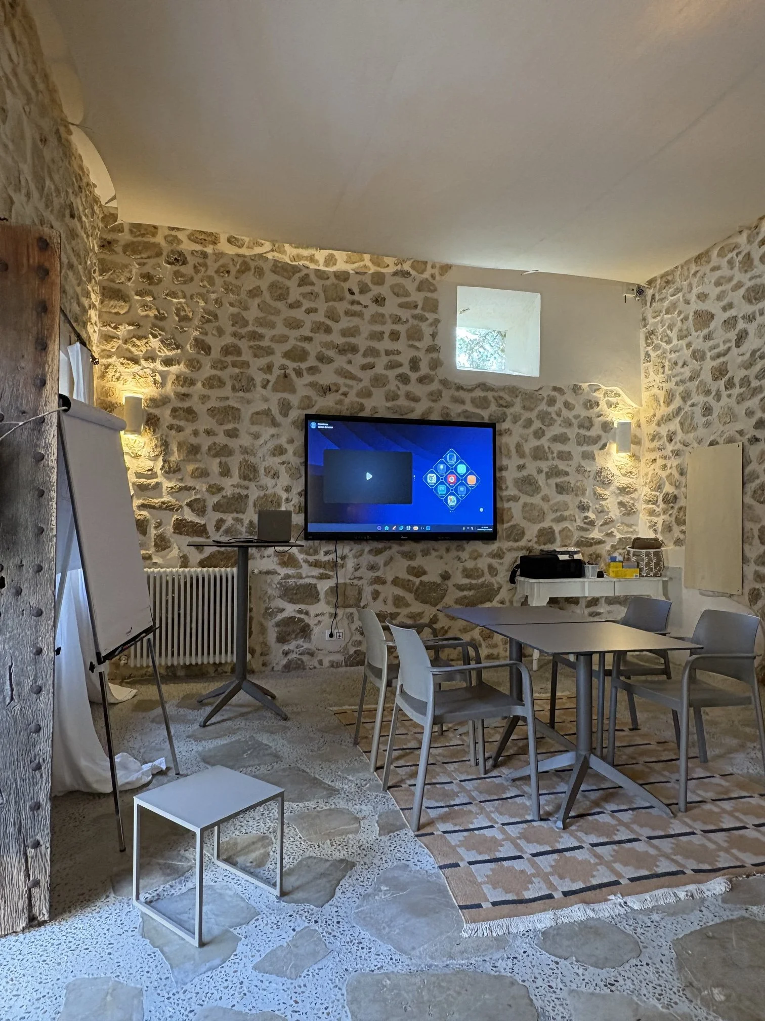 Seminar room and multi-use spaces with top of the Art technology for meeting and group work