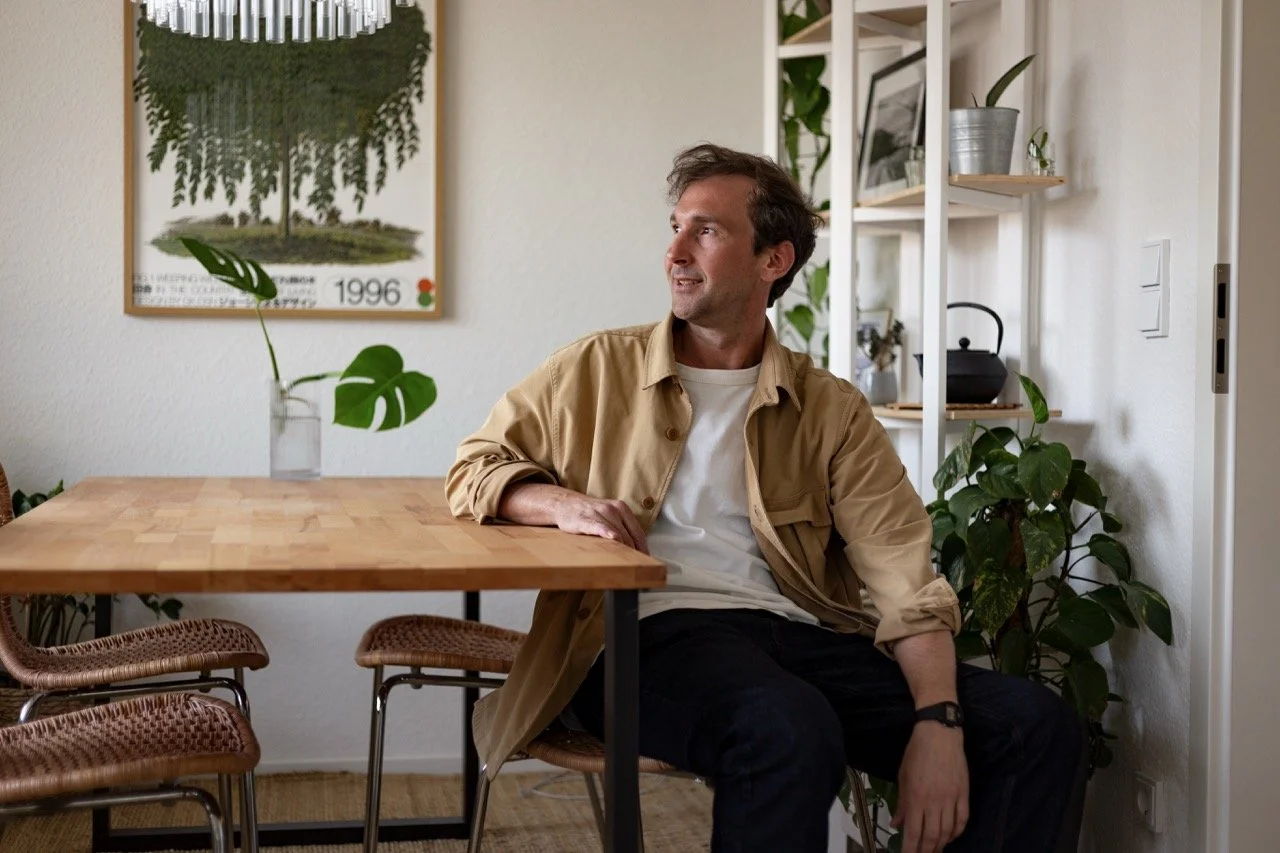 Thomas Ploch sitzend an einem Tisch