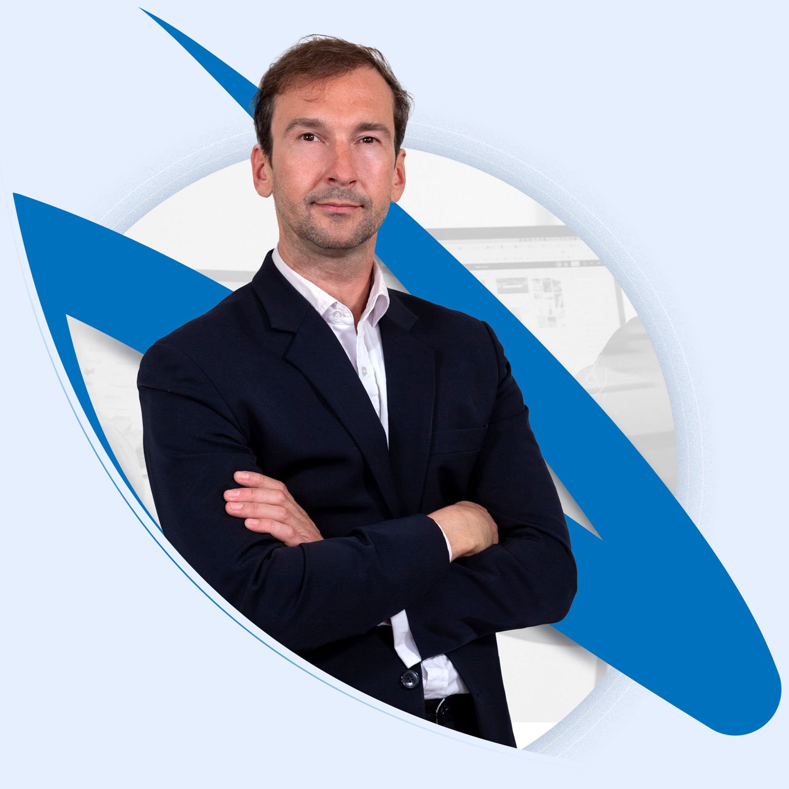 Thomas Ploch der Maklermacher mit den Armen verschränkt stehend vor seinem Logo