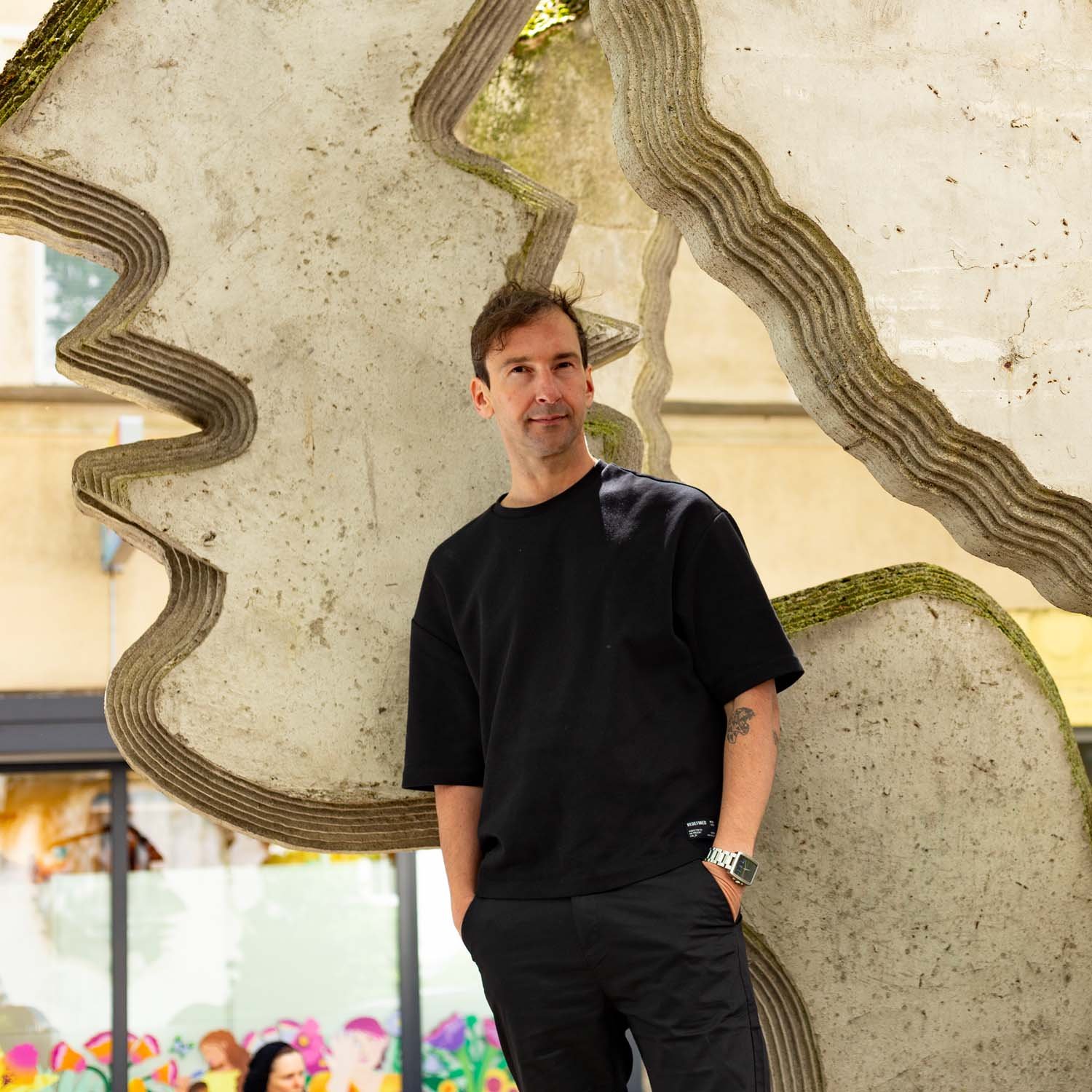 Thomas Ploch stehend in Dortmund vor einer Steinskulptur