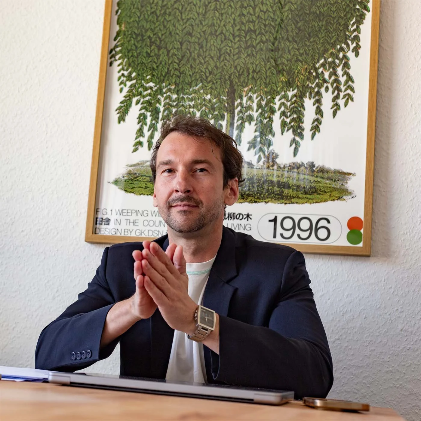 Thomas Ploch seriös guckend in die Kamera mit Anzug