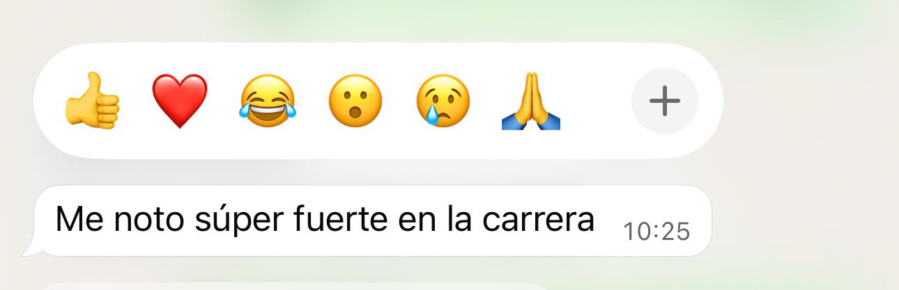 Pantalla de chat con emojis (pulgar arriba, corazón, cara riendo, cara sorprendida, cara llorando, manos en oración, icono de sumar) y un mensaje que dice "Me noto súper fuerte en la carrera".