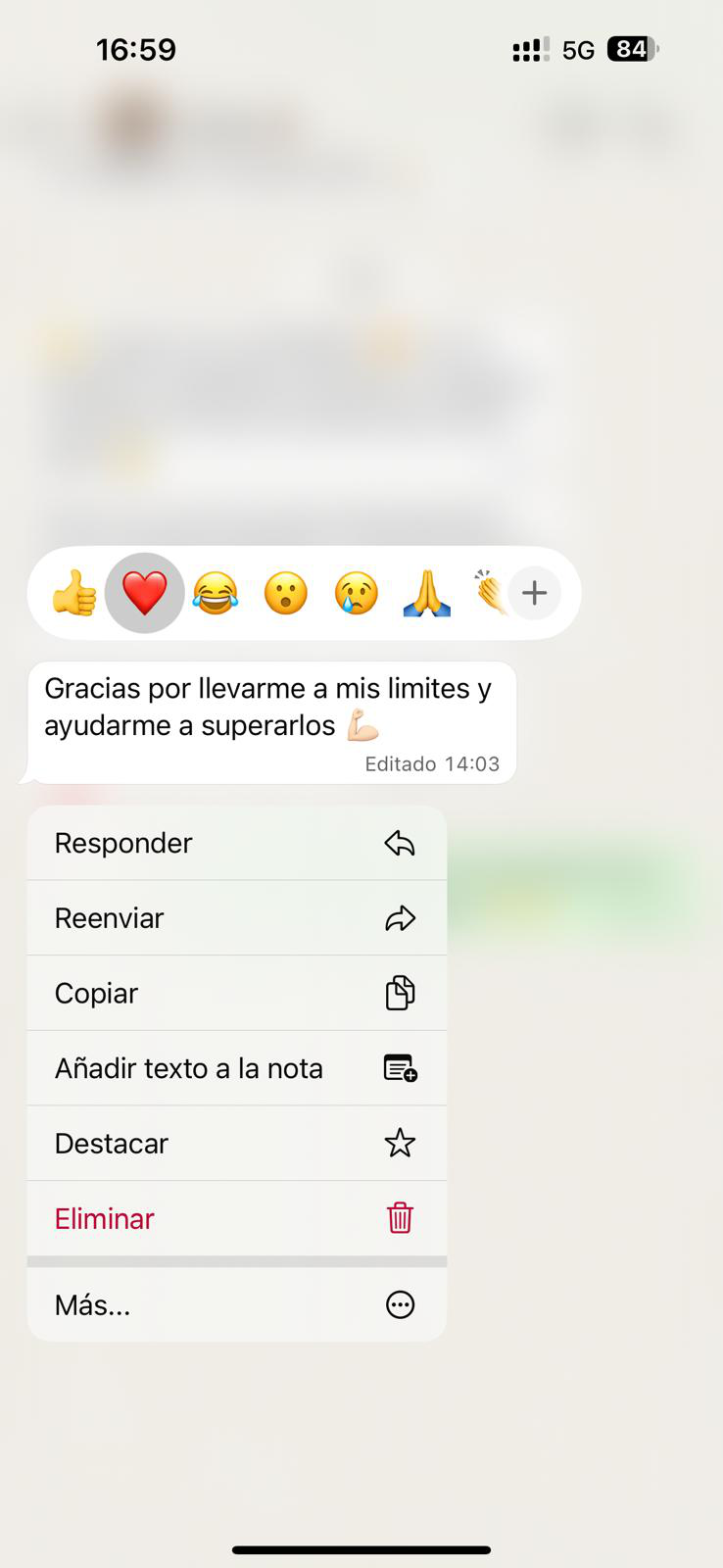 Captura de pantalla de un mensaje en WhatsApp que dice: "Gracias por llevarme a mis límites y ayudarme a superarlos" acompañado de emojis de diferentes expresiones y un emoji de brazo flexionado.