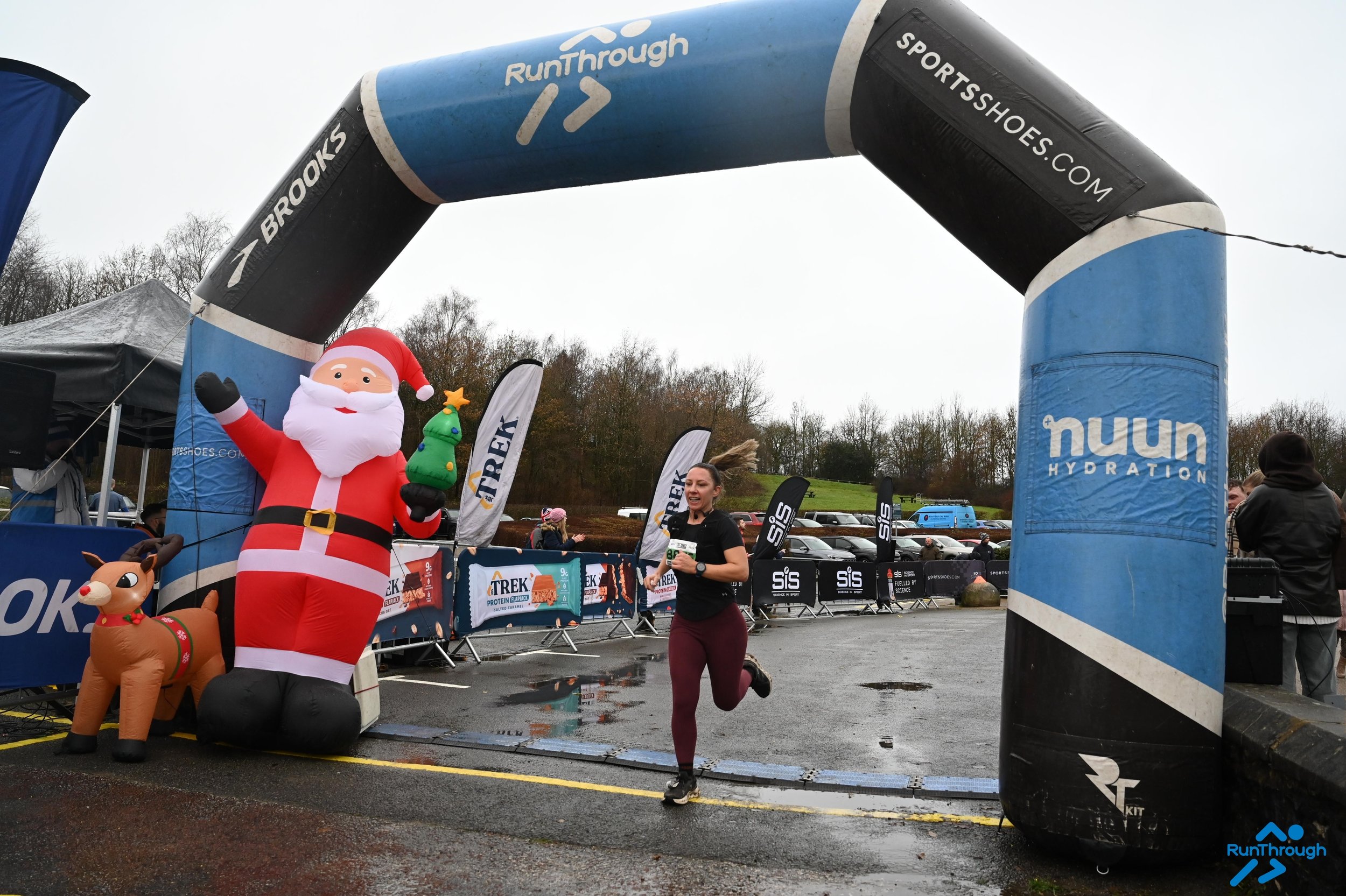 10k finish line, female corssing the line
