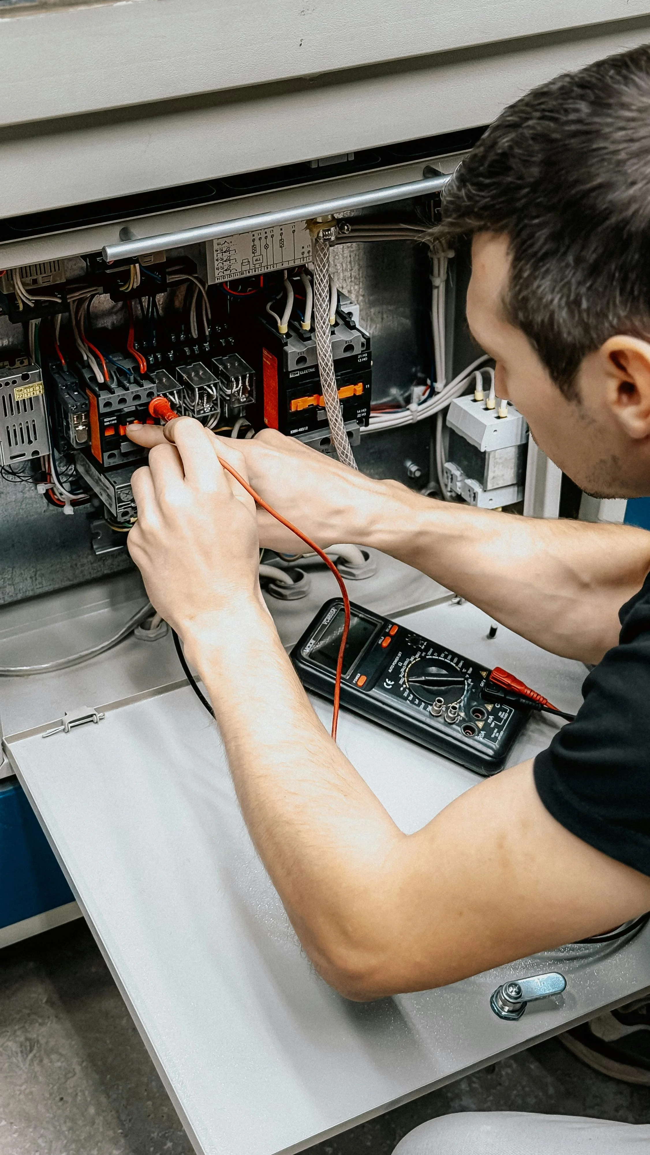 How to Choose the Right Electrician in Nice: 7 Crucial Questions
