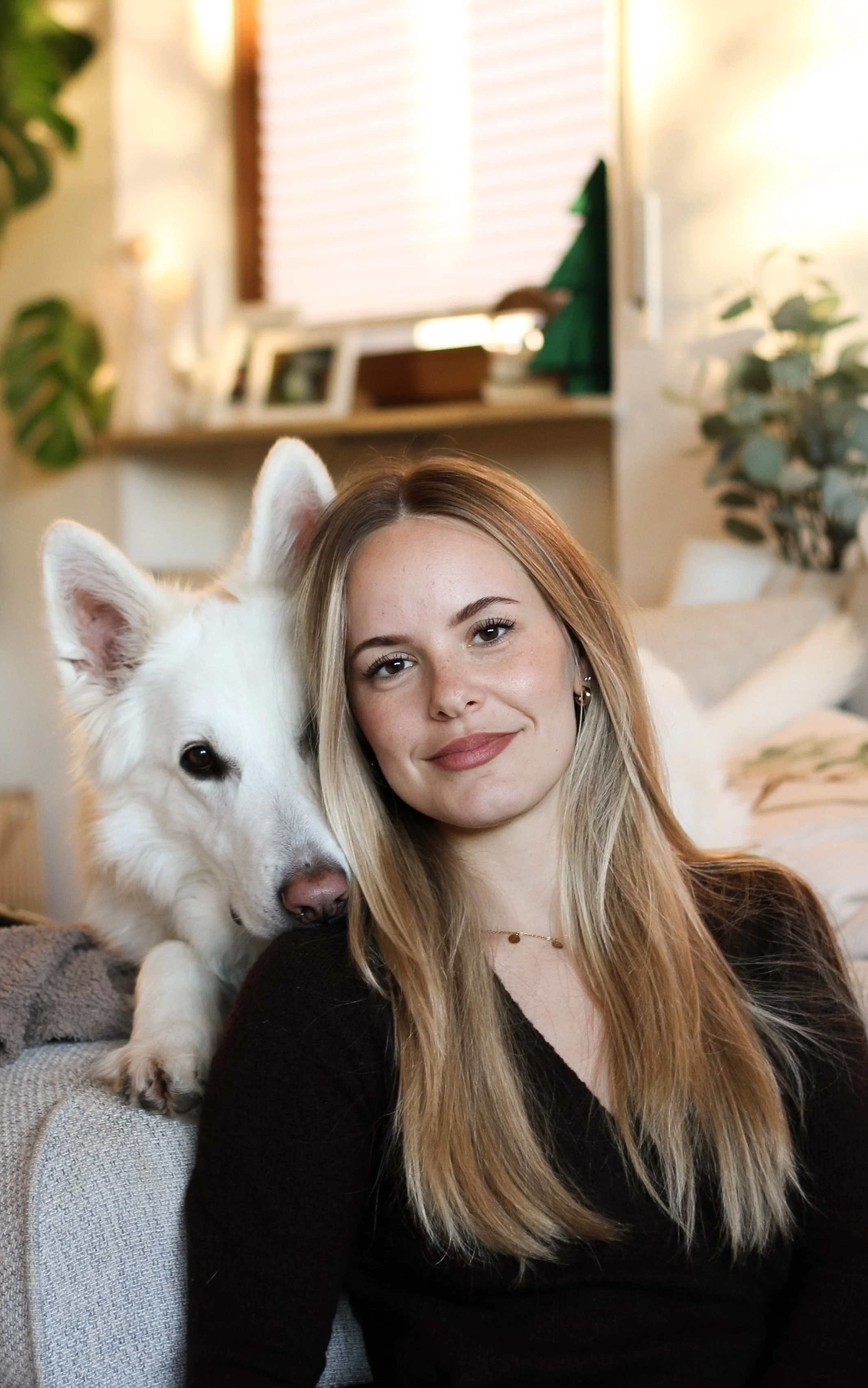 Hundetrainerin Silvia Helbig mit ihrer Hündin Saphira, angelehnt an ihre Schulter.
