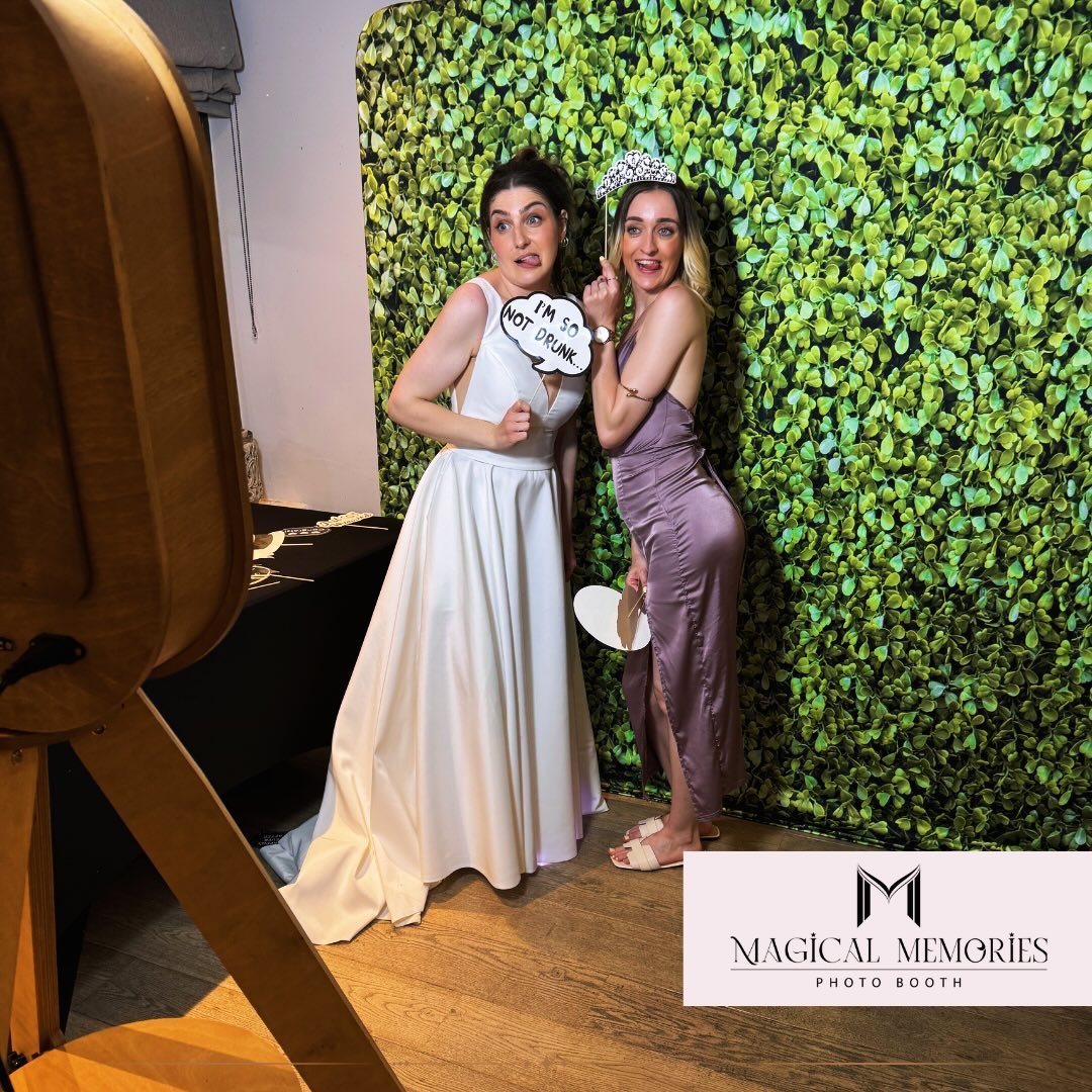The Vintage Pod and our green leaf backdrop out for a beautiful wedding✨ Massive congratulations to Josie &amp; Owen✨ #wedding #photobooth #backdrop #love #oxford