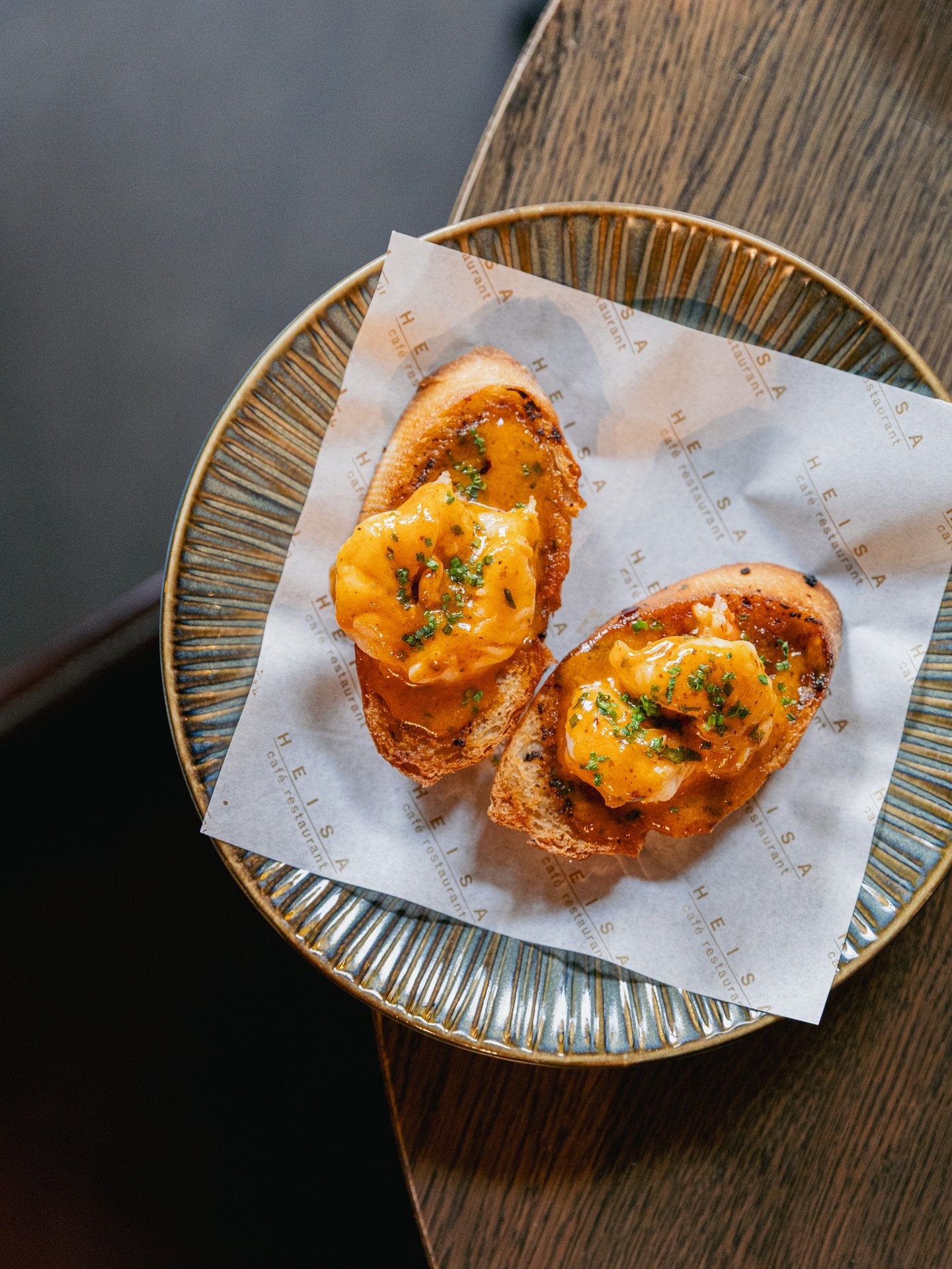 We draaien inmiddels een paar weken met het nieuwe menu en de reacties zijn top😍

Verrassende gerechten als de gepocheerde peer en de pinchos vallen in de smaak. En de entrecote met knoflook-jalape&ntilde;oboter? Die blijft een absolute favoriet! 

