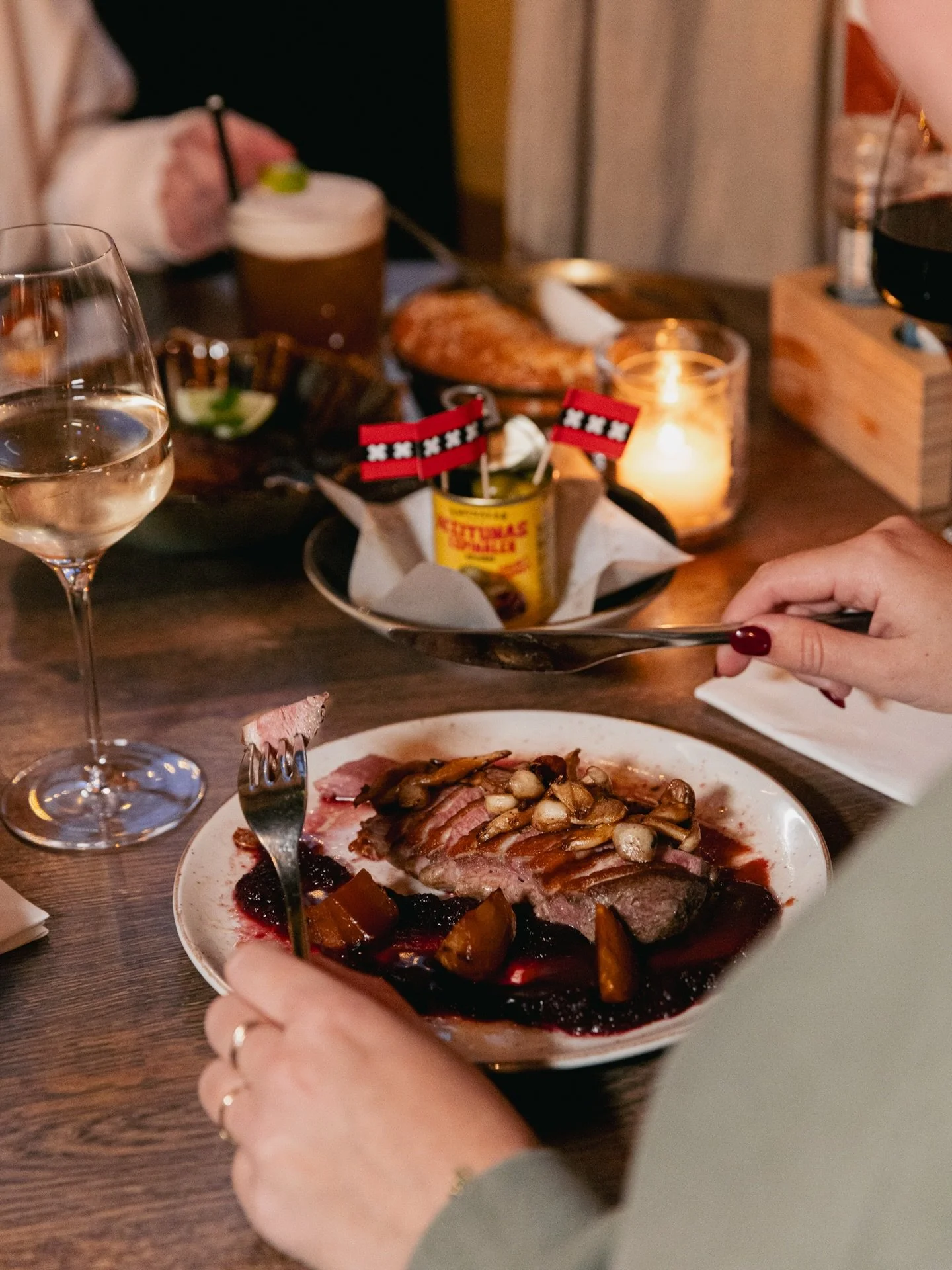 Ons nieuwe menu heeft ook dit keer een shared dining focus!😍 Heerlijke voor, hoofd en tussengerechten die je makkelijk met elkaar kunt delen. Sharing = caring🫶🏼

#heisa #ouderkerk #heisaopjebord