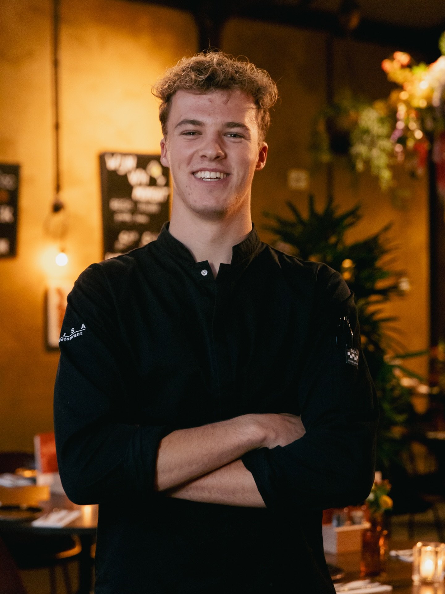 Keukenheld Stijn is er sinds juni &rsquo;23 bij en als het aan ons ligt, blijft dat nog lang zo🫶🏼

Fan van gerookte makreel, trouw aan zijn glazen water en helemaal in zijn element als het terras in de zomer overloopt en iedereen in de vijfde versn