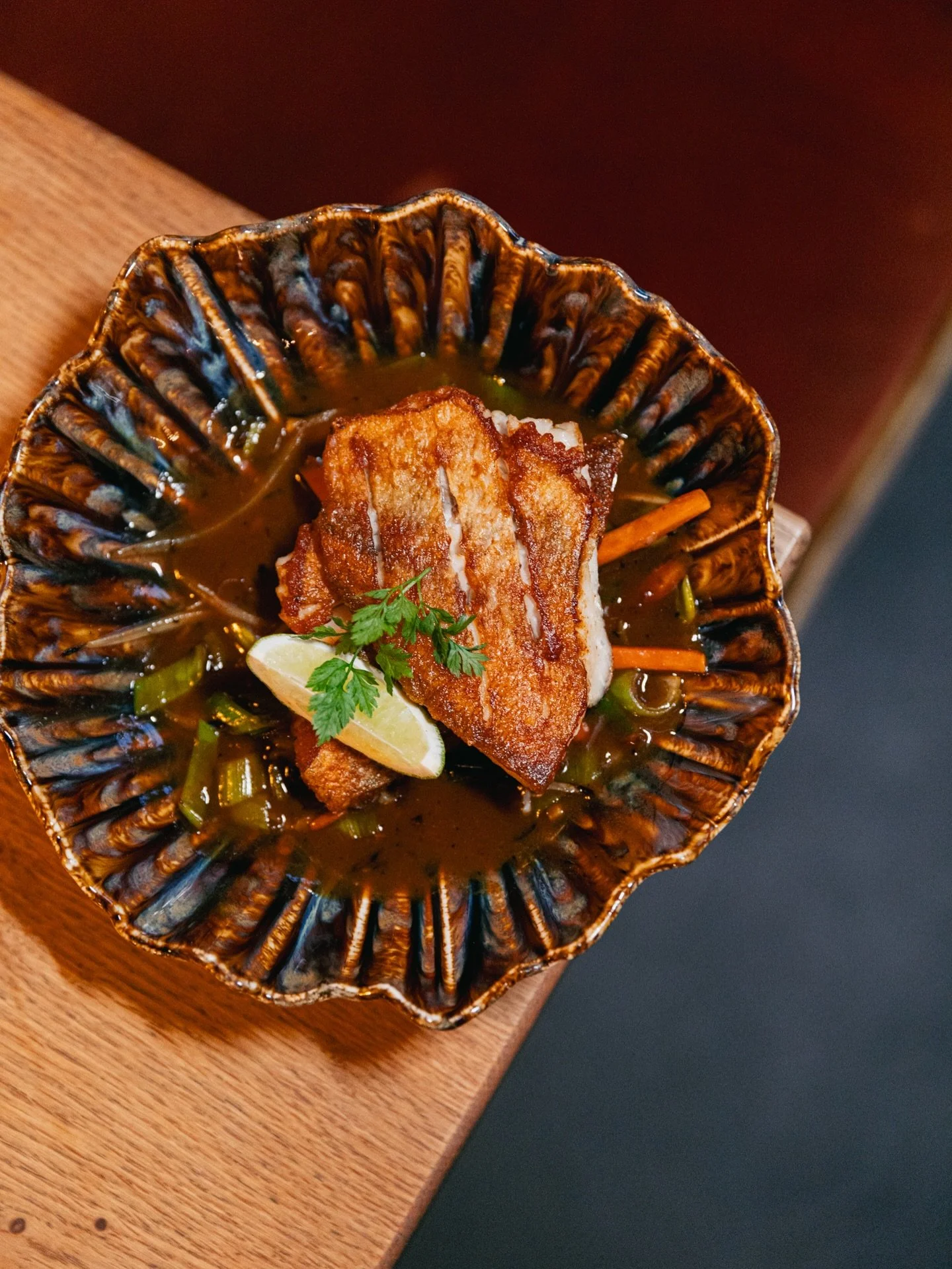 Op de kaart: zacht gegaarde roodbaarsfilet met prei, wortel en gember. De bisque de crevette maakt &lsquo;m af! 

Goed glas wijn erbij en je zit gebakken❤️

#heisa #heisaopjebord