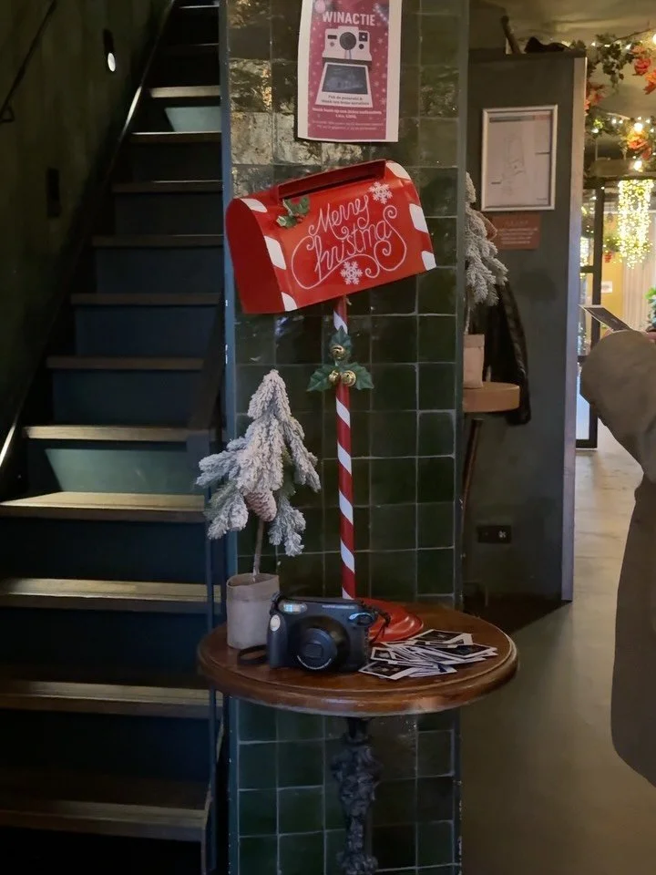 Nog 1 dag tot we een winnaar trekken! Maak een originele kerstfoto met onze polaroidcamera, gooi &rsquo;m in de brievenbus en wie weet ben jij de winnaar🎁

Op 23 december (morgen) maken we de winnaar bekend.

P.S. vergeet je gegevens niet op de foto