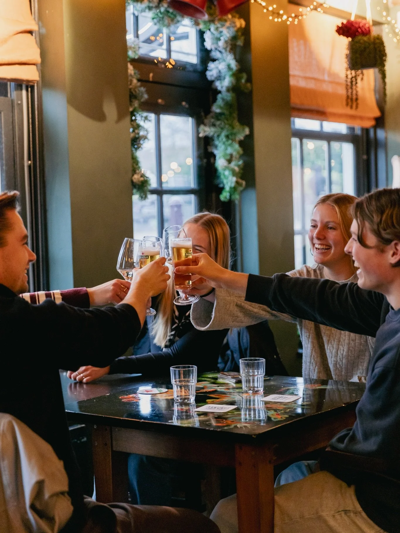 Lieve allemaal, wat een jaar is het weer geweest! Dank voor alle keren dat jullie bij ons aan tafel schoven❤️🙏🏼

We wensen jullie fijne, warme en vooral smakelijke Kerstdagen!

2e Kerstdag zijn er nog een paar plekjes voor de kerstbrunch, mocht je 