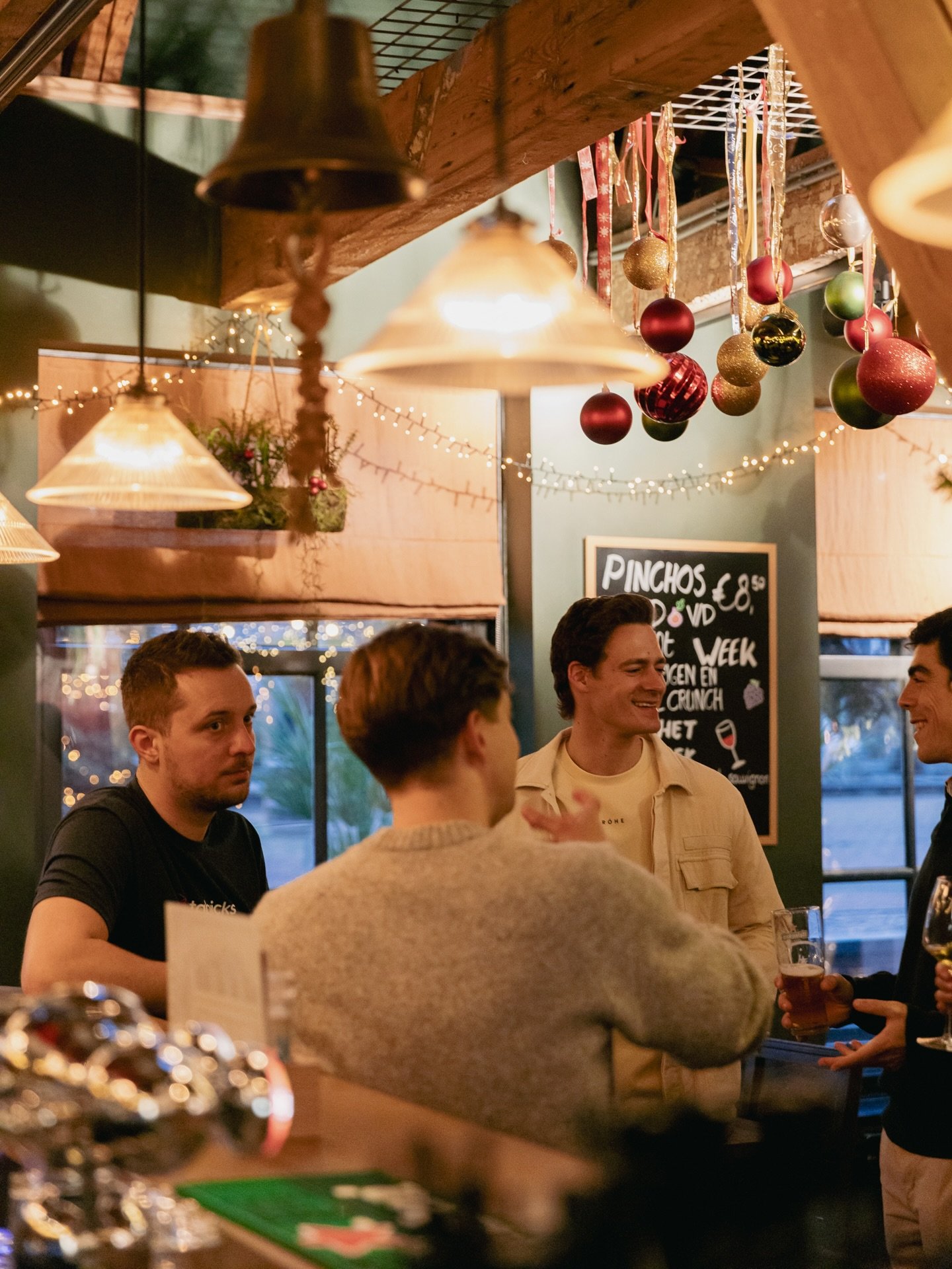 Die gekke dagen tussen Kerst en Oud &amp; Nieuw. Niemand weet welke dag het is, maar w&eacute;l waar je moet zijn👀

Aan de bar bij Heisa, met een borrel en een terugblik op 2025!

#heisa #caferestaurantheisa