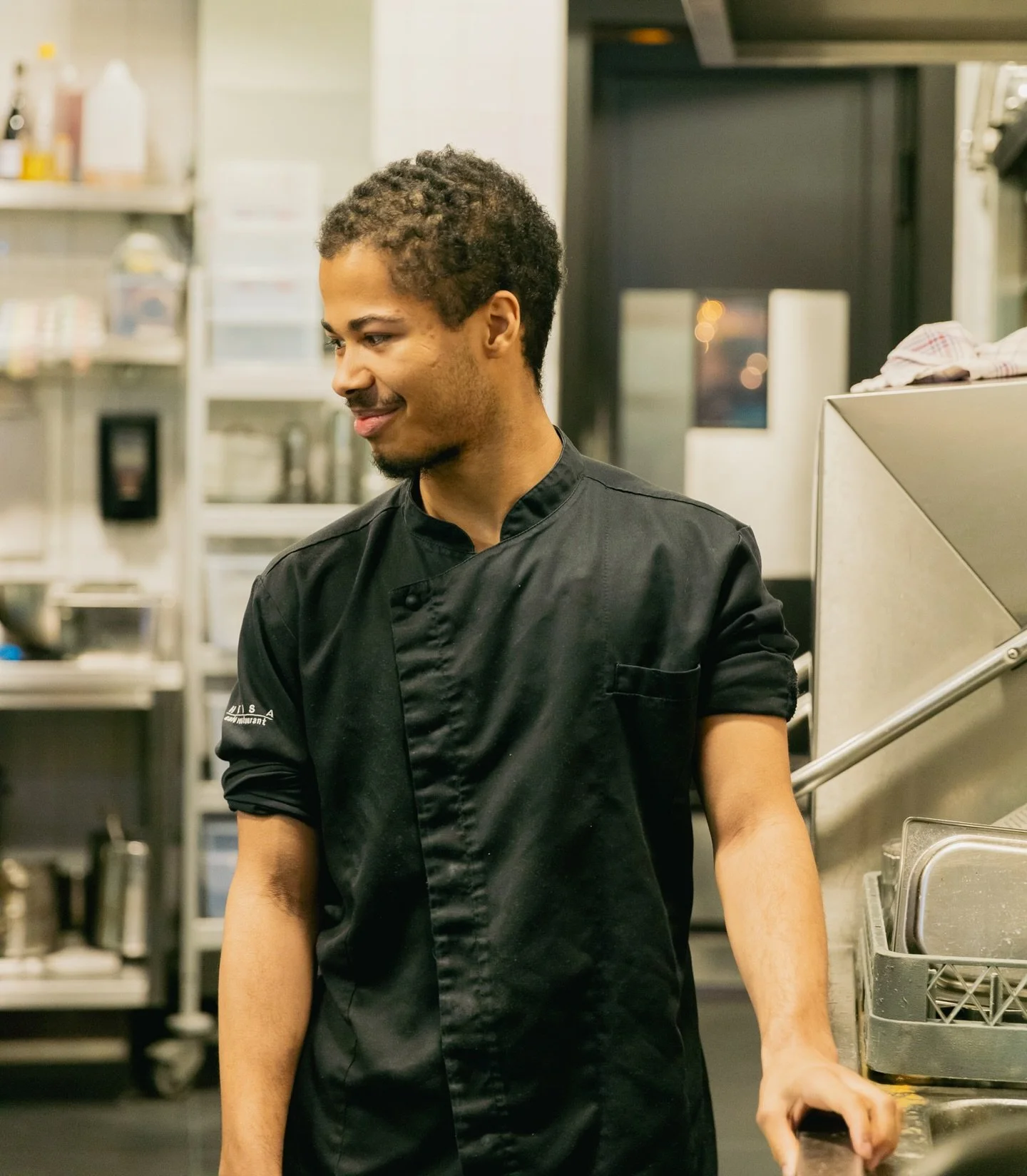 Meet Gabriel onze afwasheld👏🏼 Al bijna 2 jaar vaste prik bij Heisa (1,7 om precies te zijn), altijd in beweging en werkt het liefst met rock op de achtergrond🎸

Zijn favo gerecht van het Heisa menu? De gegrilde halve kip.

Als hij 1 hoogtepunt tot