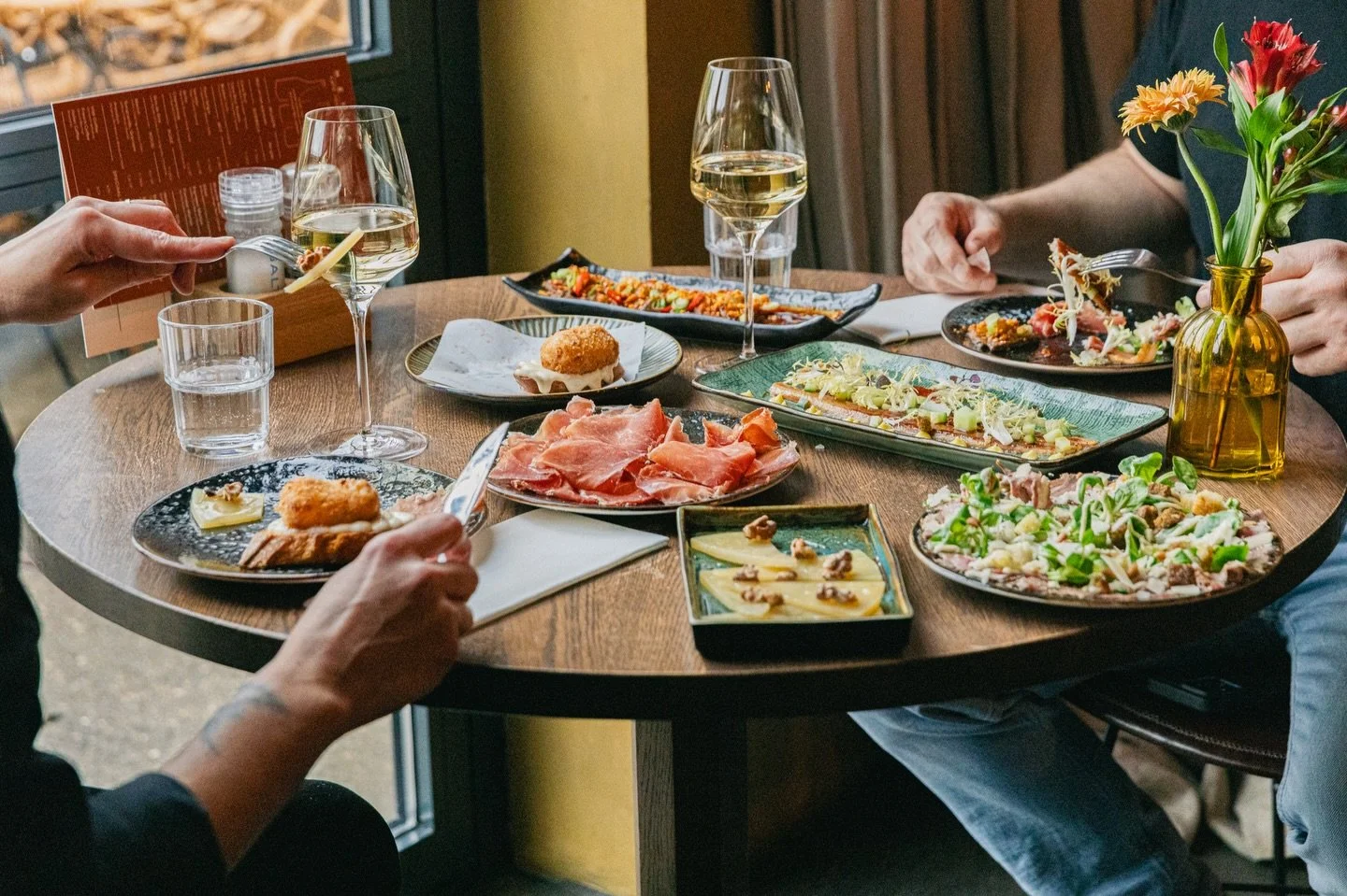 VALENTIJNSDAG BIJ HEISA💘

Heisa&rsquo;s Love Menu staat op 14 februari op tafel. Van langoustines tot bavette en een zoet einde om te delen! 

Of je nou komt met je lover, je beste vriend of je ouders. Iedereen is welkom! 

#heisa #heisalovemenu #va