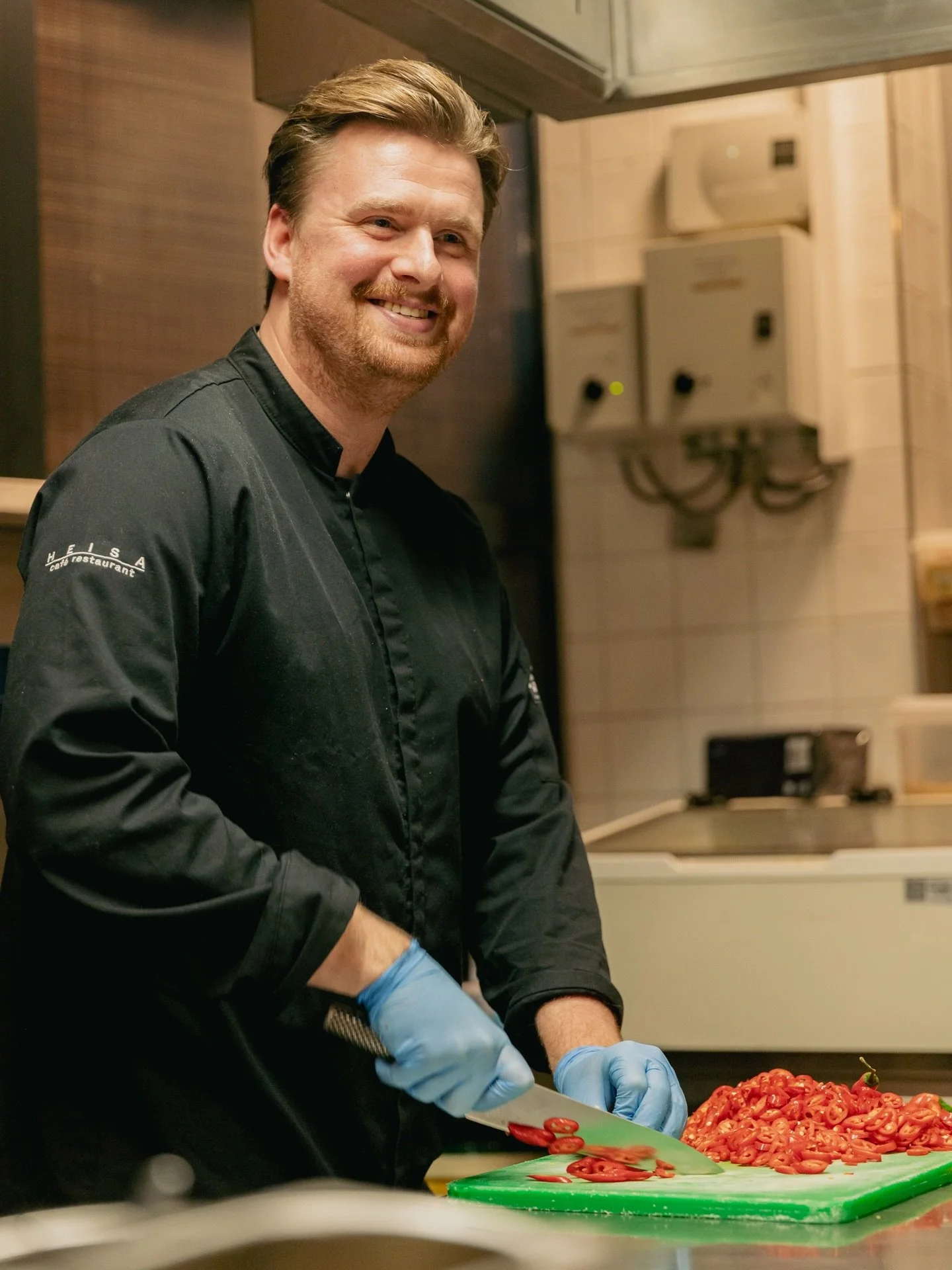 Meet Kayo😃 Ruim 3 jaar staat hij als sous chef in de keuken van Heisa.

Favorieten genoeg, maar de vongole met inktvis blijft speciaal  en de paling unagi is de huidige obsessie.

Werken gaat het lekkerst met vrolijke muziek op de achtergrond.

En d
