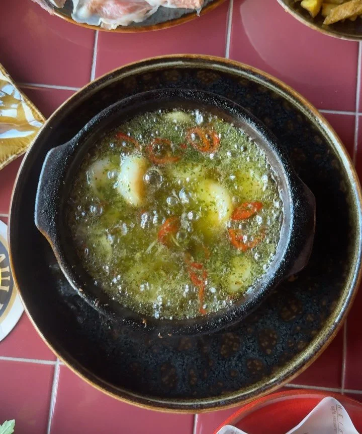 Ons borrelende pannetje Gamba&rsquo;s Pil Pil, te lekker om te delen🍤🤤

#heisa #gambapilpil #heisaopjebord