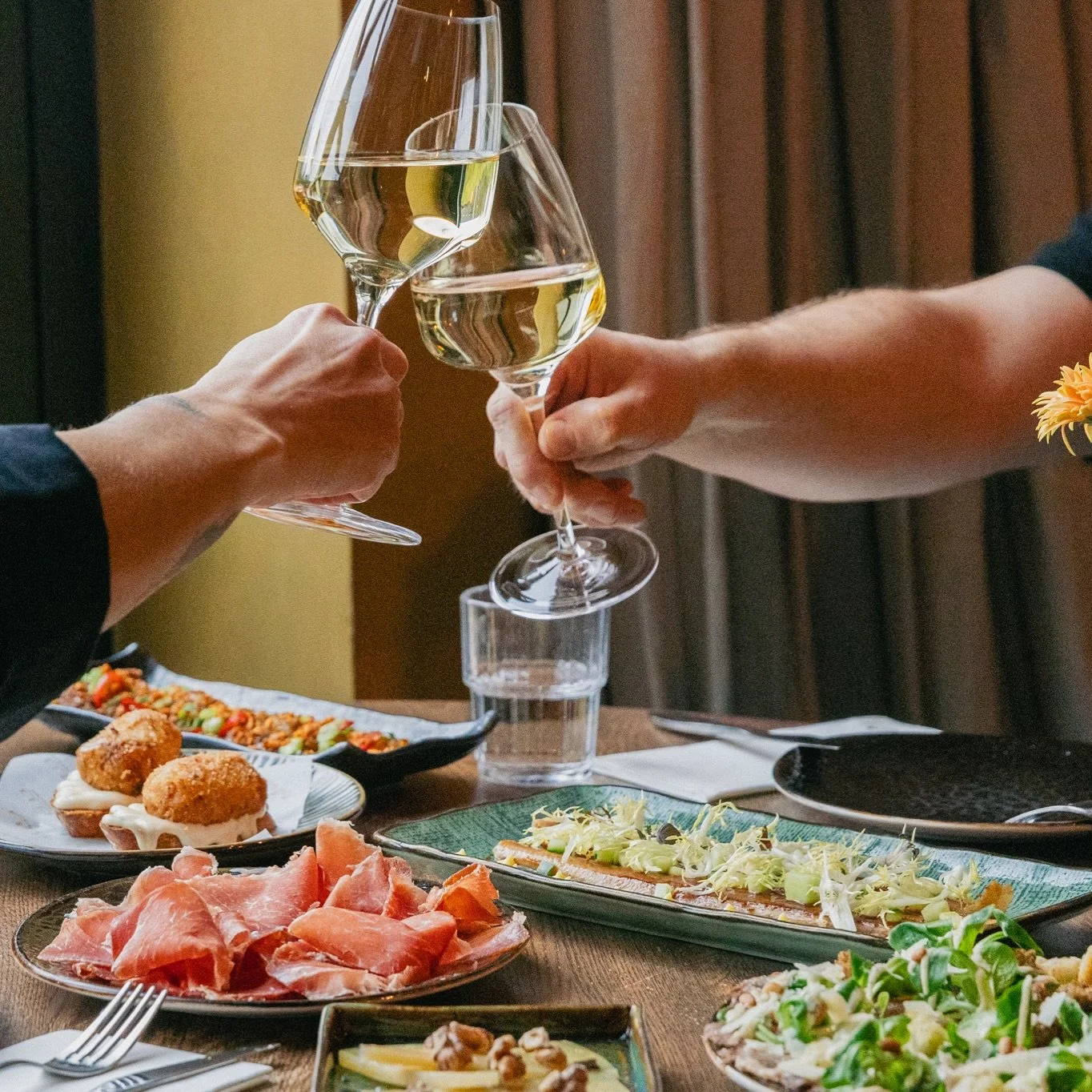 Happy Valentine&rsquo;s Day van team Heisa❤️ We kijken uit naar een heerlijk volle avond met iedereen die de liefde wilt vieren! 

#heisa #valentinesday