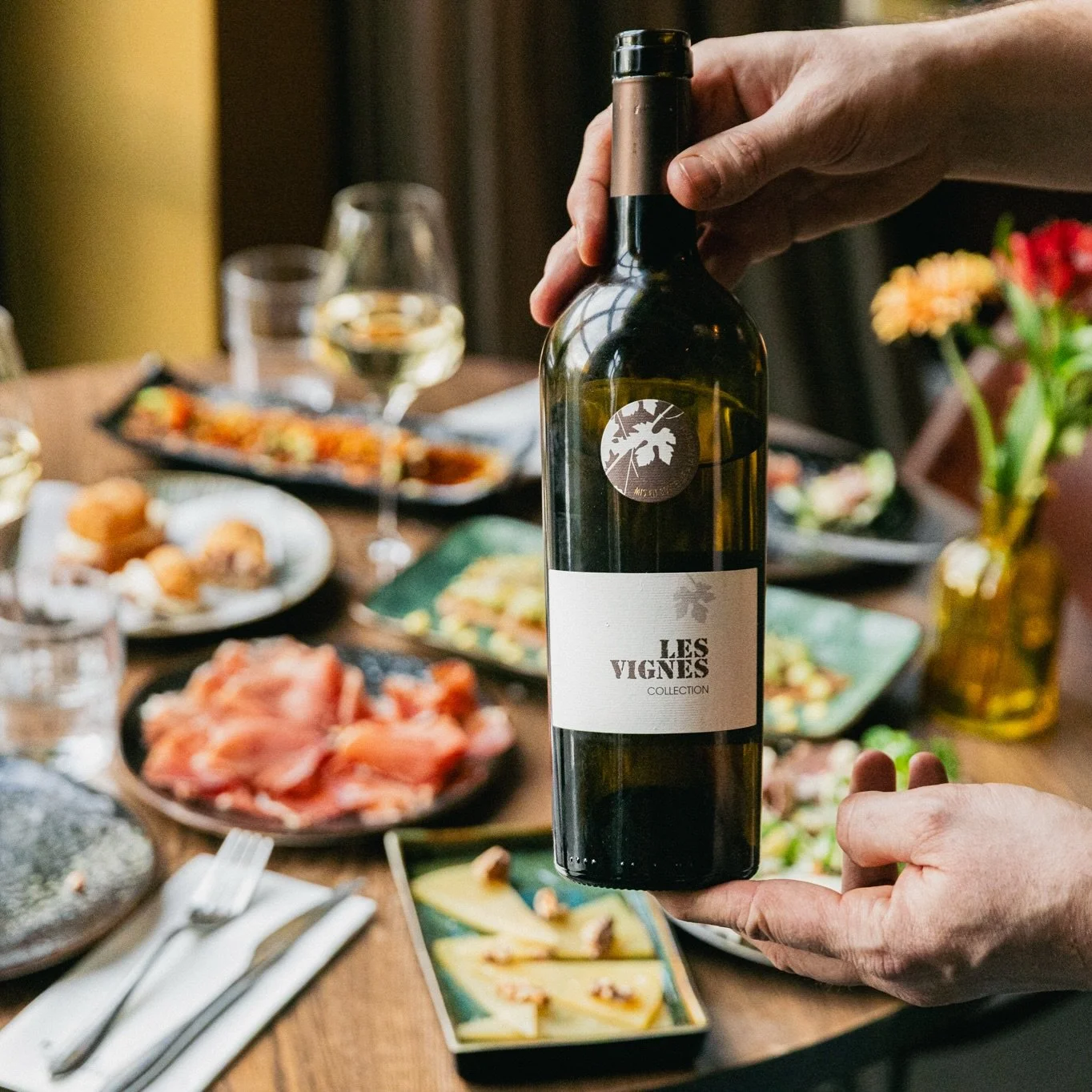 Dankzij onze samenwerking met @dewijnschuur staan er bij ons flessen op tafel van kleine wijnboeren die je niet overal tegenkomt. Wijnen met karakter, met een verhaal, soms in kleine oplage, dus op is ook echt op. 

Van fris tot aards. Jij kiest, wij