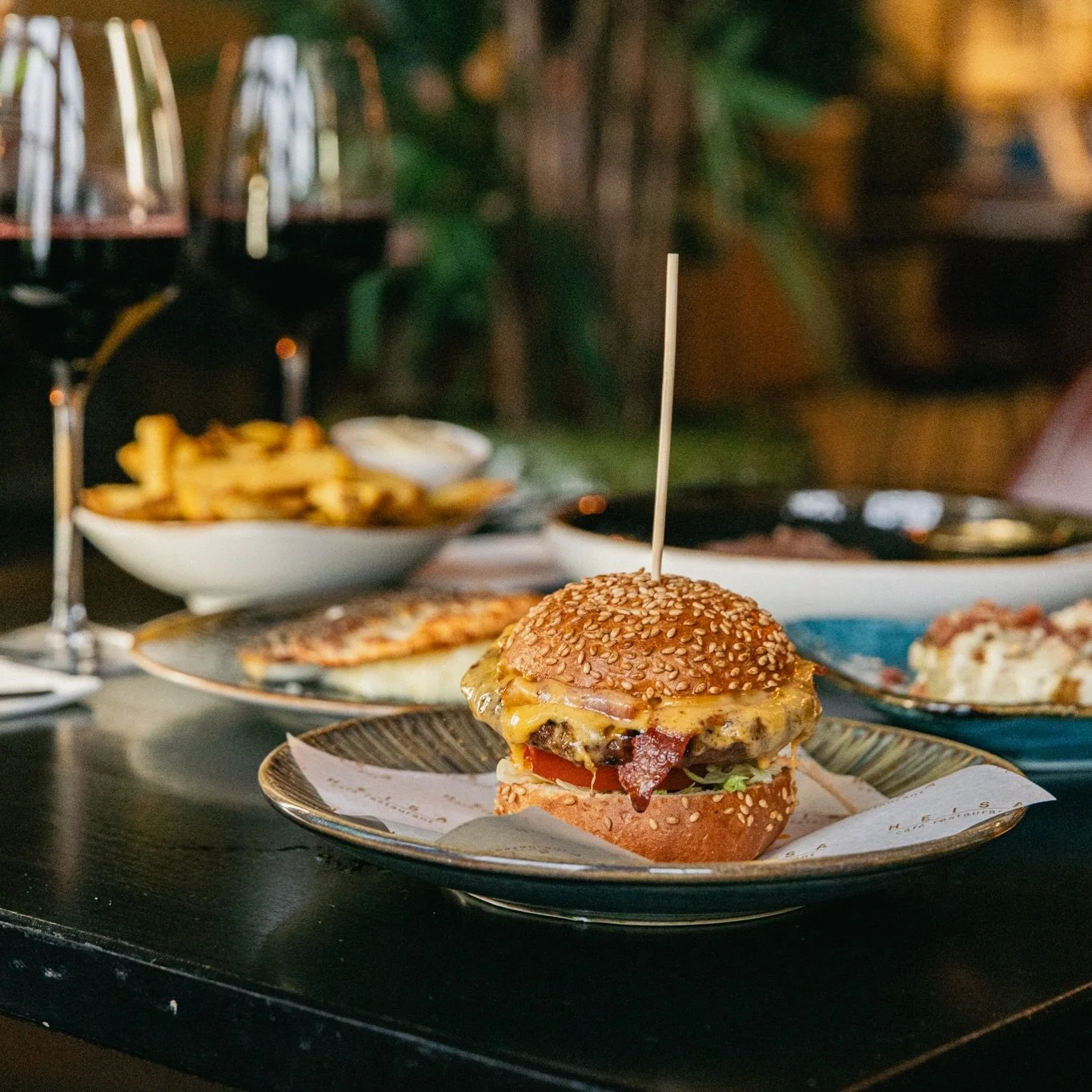 Er komt iets nieuws aan👀 In april wisselt onze kaart.
Dus heb je nog trek in die hamburger slider?

Dit is je moment😏

#heisa #restaurantheisa #heisaopjebord