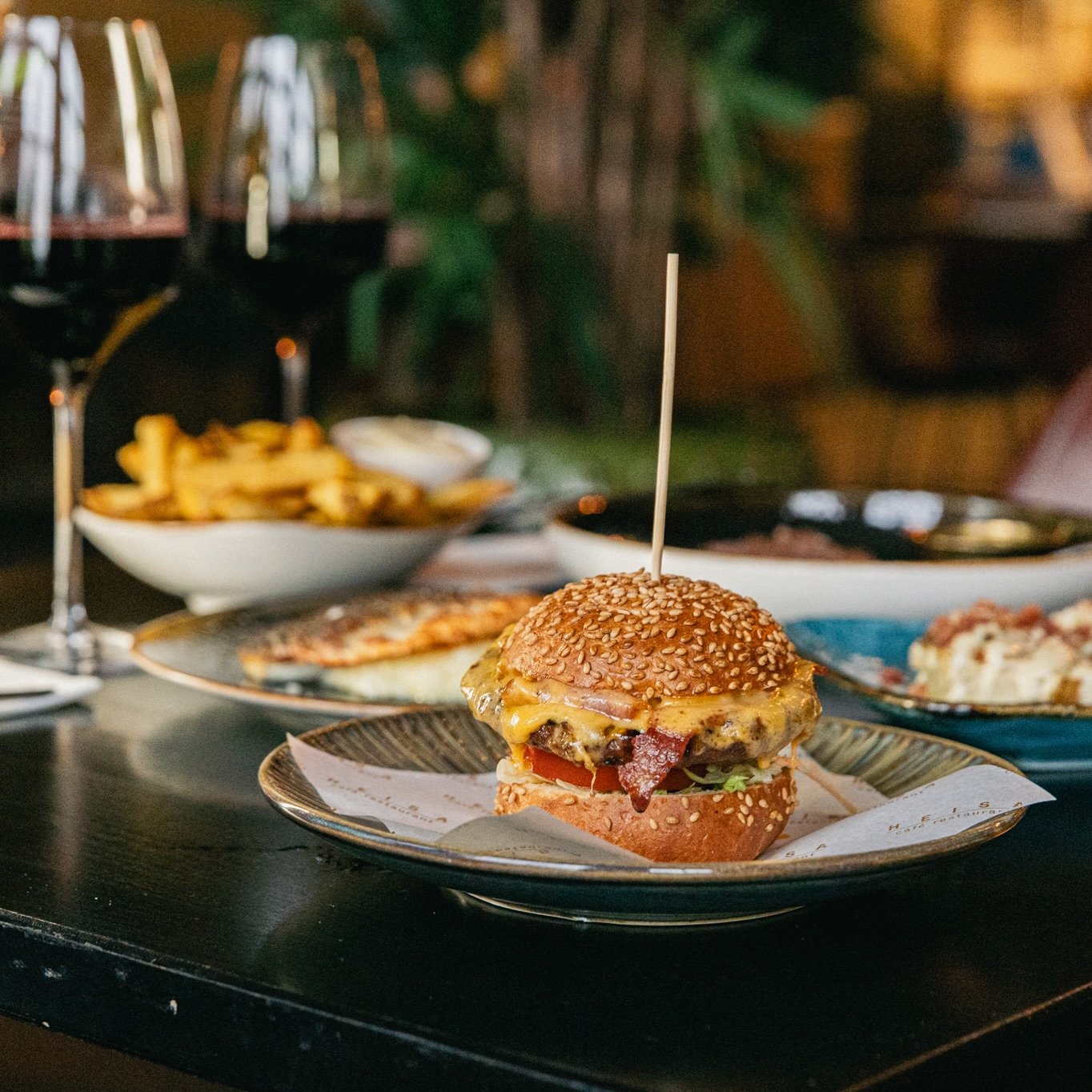 Er komt iets nieuws aan👀 In april wisselt onze kaart.
Dus heb je nog trek in die hamburger slider?

Dit is je moment😏

#heisa #restaurantheisa #heisaopjebord