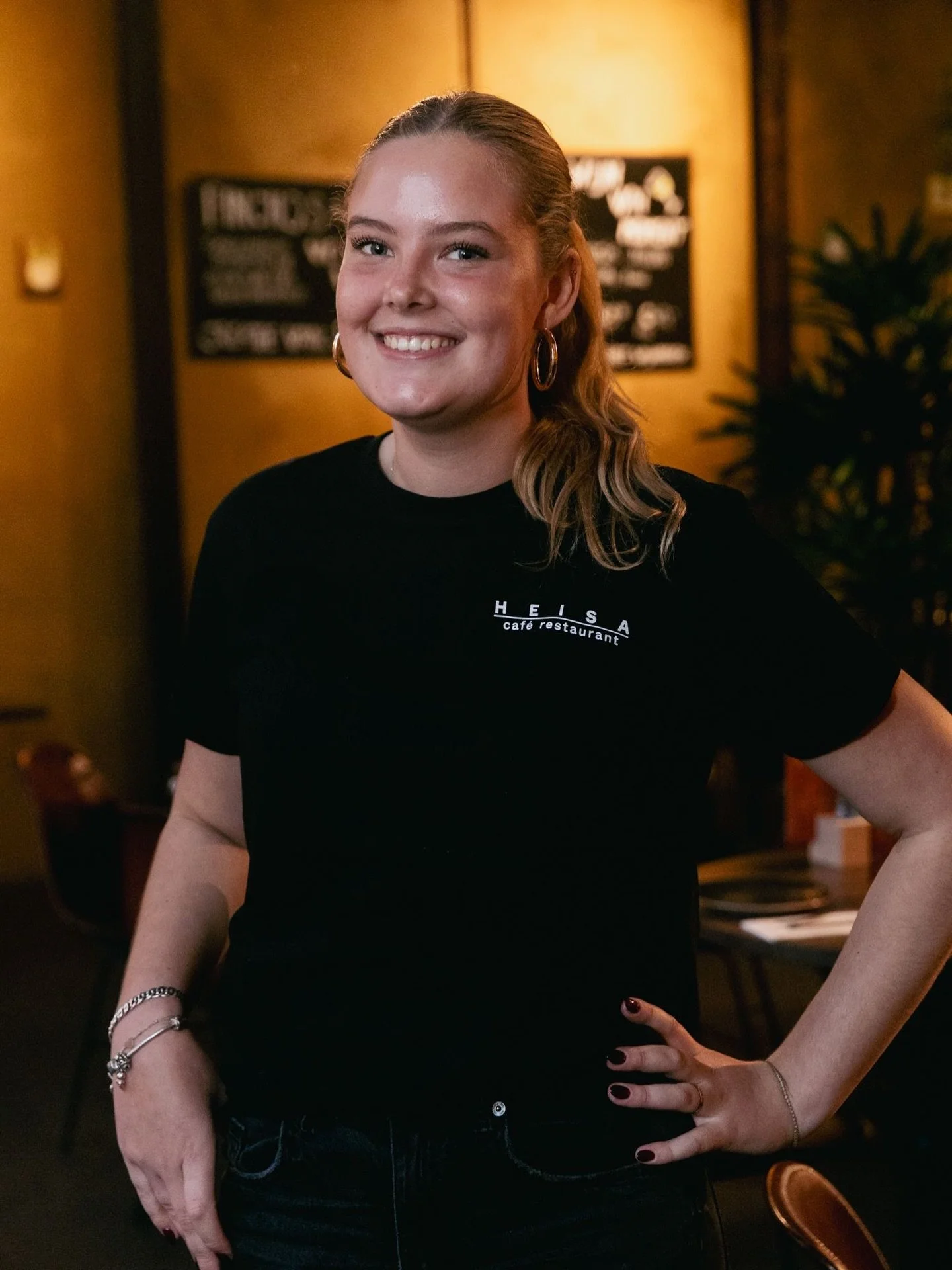 Meet Sanne😃

20 jaar, bijna 4 jaar bij Heisa en sinds kort supervisor🙌🏼
Nog altijd met evenveel plezier op de vloer.

Als je haar vraagt naar haar favoriete gerecht, hoeft ze niet lang na te denken: paling unagi. En ja, daar hoort natuurlijk een g