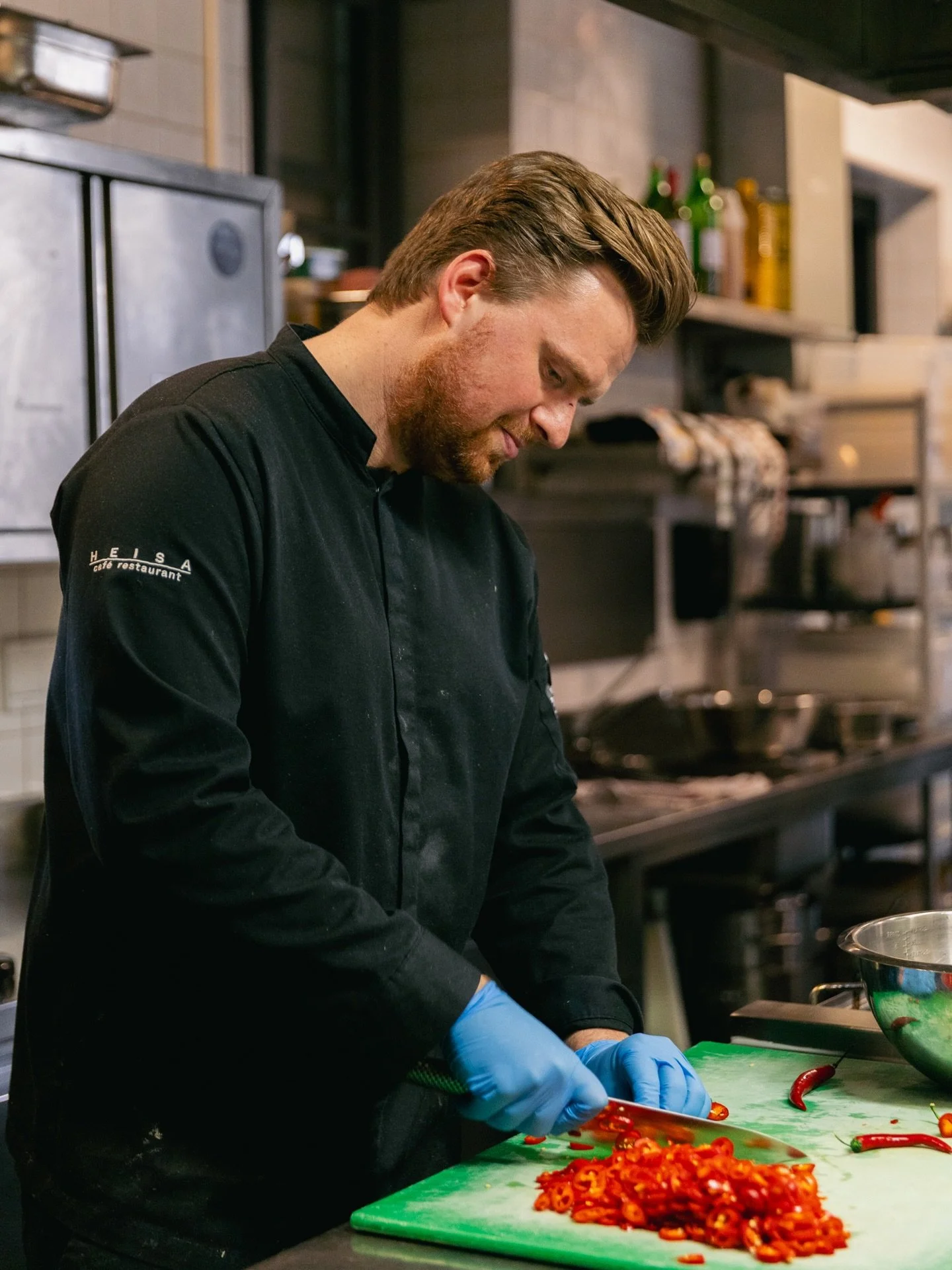 Achter de schermen wordt er al geknald. Kayo, onze sous chef is druk bezig met de nieuwe kaart voor april. 

Kan je al raden wat er op komt te staan?👀

#heisa #nieuwmenu #heisaopjebord