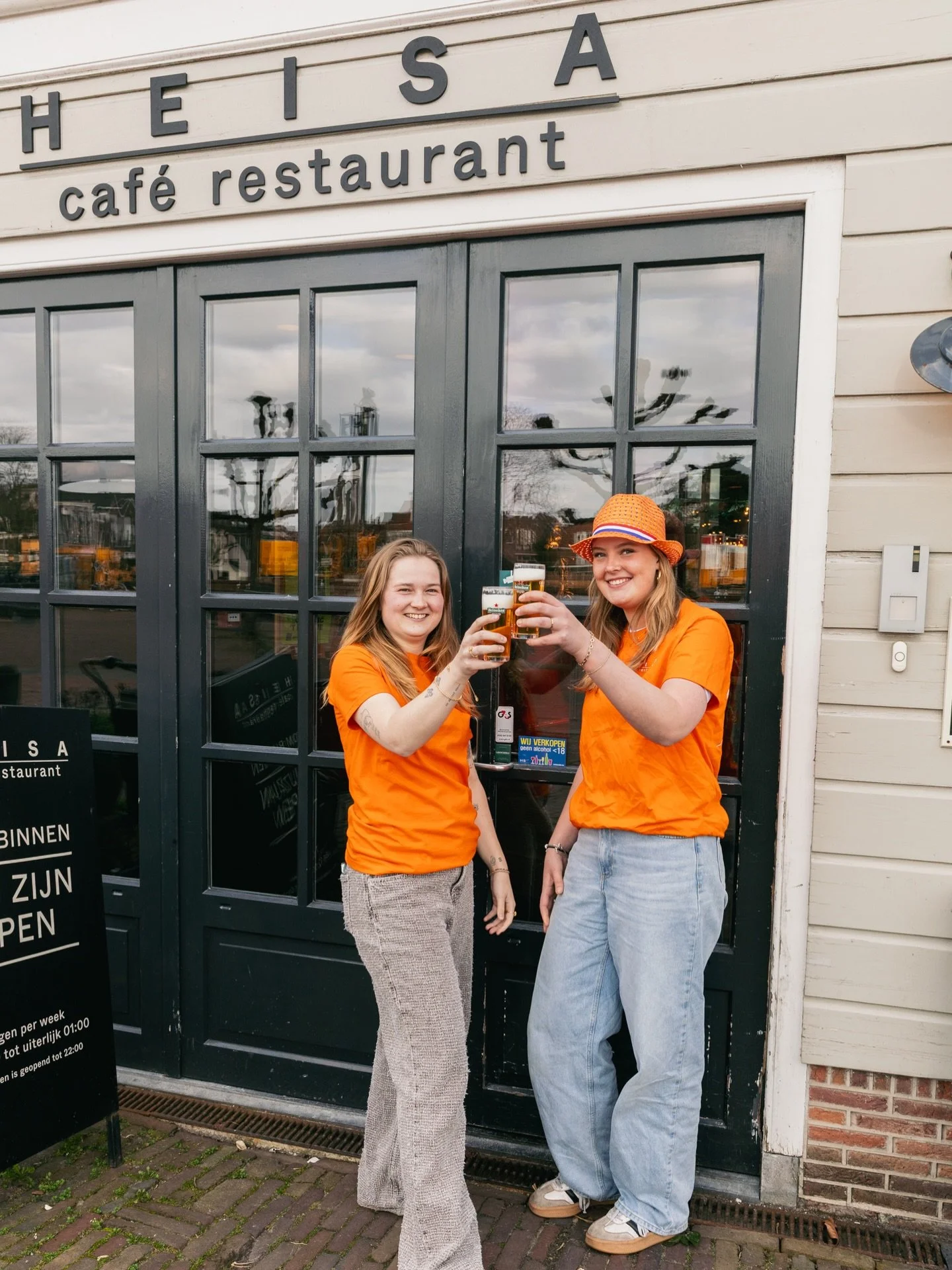 Koningsdag doen we op z&rsquo;n Heisa&rsquo;s🧡 

Op Koningsdag zijn we geopend van 10.00-17.00 en ben je welkom voor borrel, snacks en muziek van @olavkuipermusic 😍 

Verwacht heerlijk Koningsdag eten: broodje kip, sat&eacute;, hamburger, broodje k