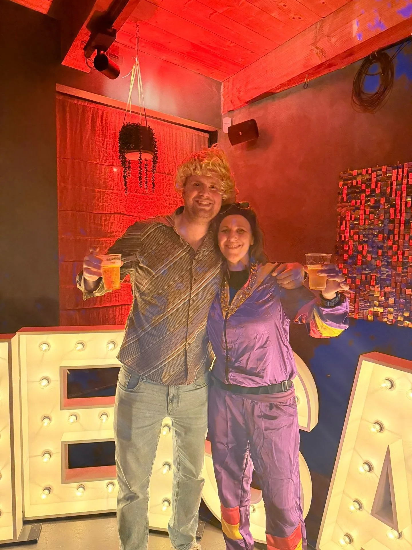 WAT EEN AVOND😍 We hebben Heisa&rsquo;s 5 jarige bestaan niet aan ons voorbij laten gaan. Een avond met onze geliefde collega&rsquo;s en de heerlijke muziek van @danilokuiters 🎙️