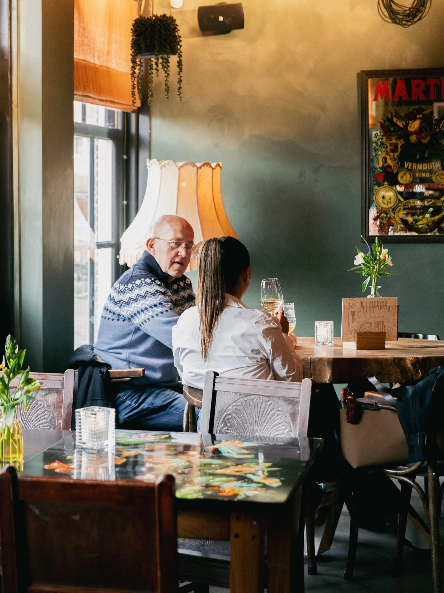 Begin in het caf&eacute; met een goed glas en schuif daarna door naar het restaurant voor een diner van ons nieuwe menu😍🍷