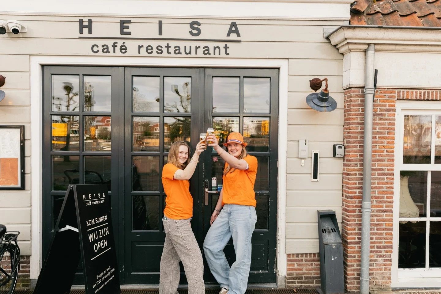 Maandag kleuren we oranje bij Heisa🧡

Verwacht live muziek van @olavkuipermusic, een flinke dosis Hollandse sfeer, drankjes en een hele hoop gezelligheid.

Deze wil je niet missen! 

#heisa #koningsdag
