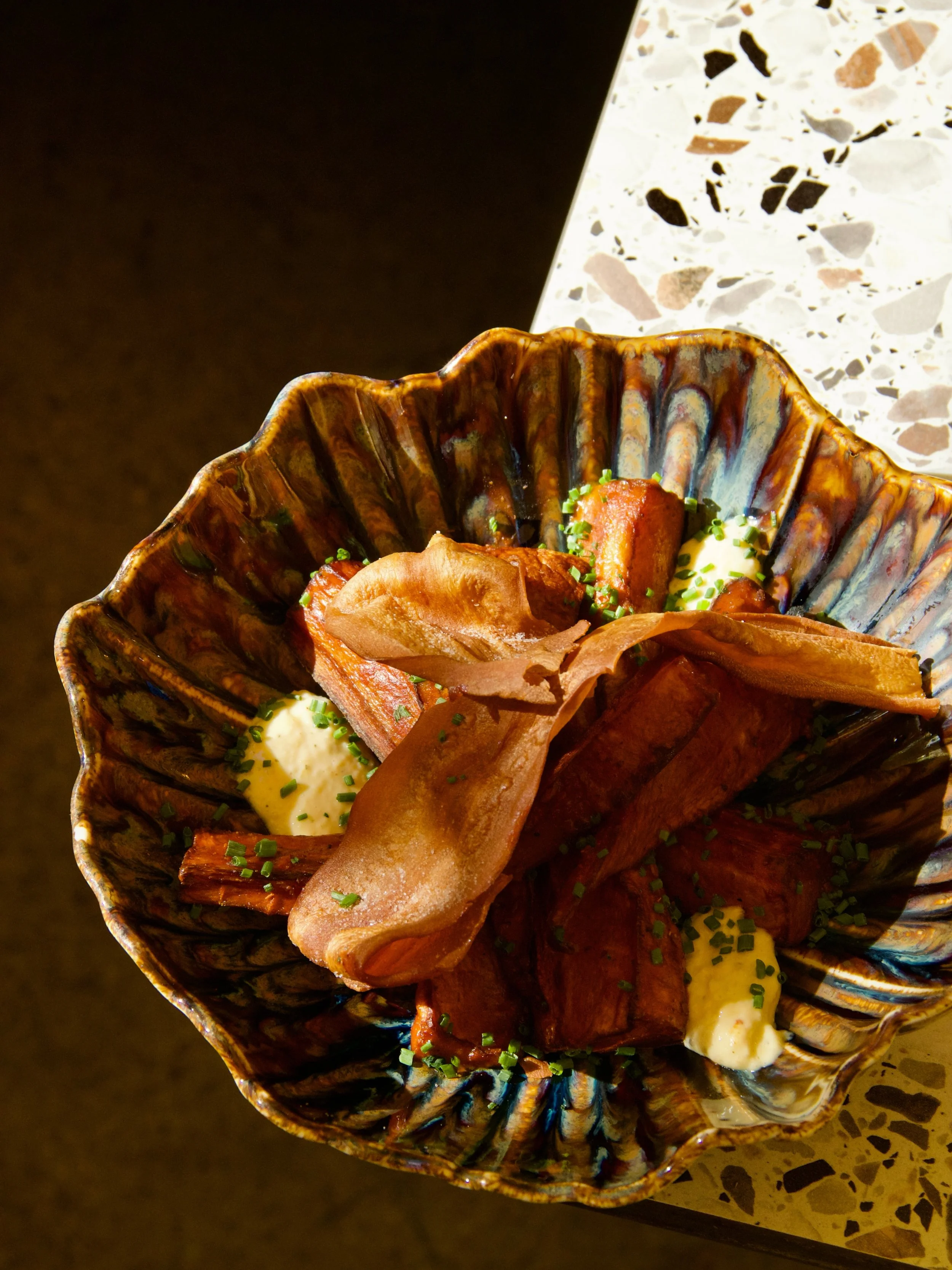 Pastinaak, maar dan net even anders 
Fluweelzacht, krokant, spicy en romig tegelijk, met harissa-pastinaak chips en artisjokmayonaise.
Bijna te mooi om op te eten&hellip; bijna