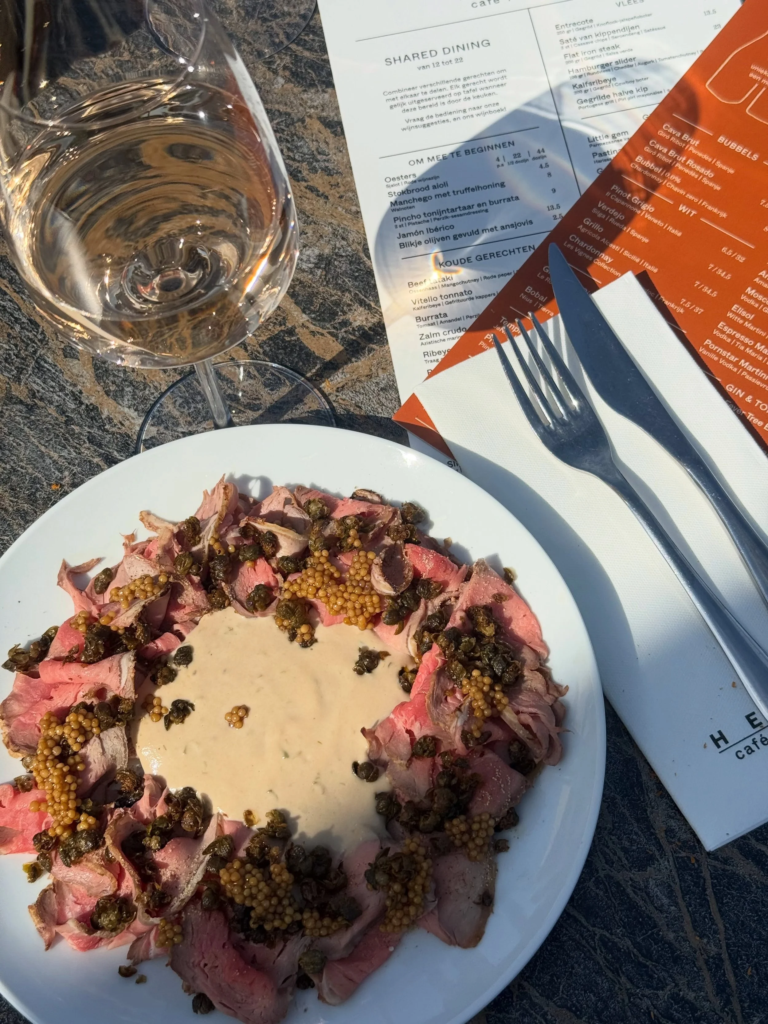 Aan het water smaakt alles beter.

Zeker onze Vitello Tonnato&hellip;. 

Kom langs, pak een plekje en geniet!