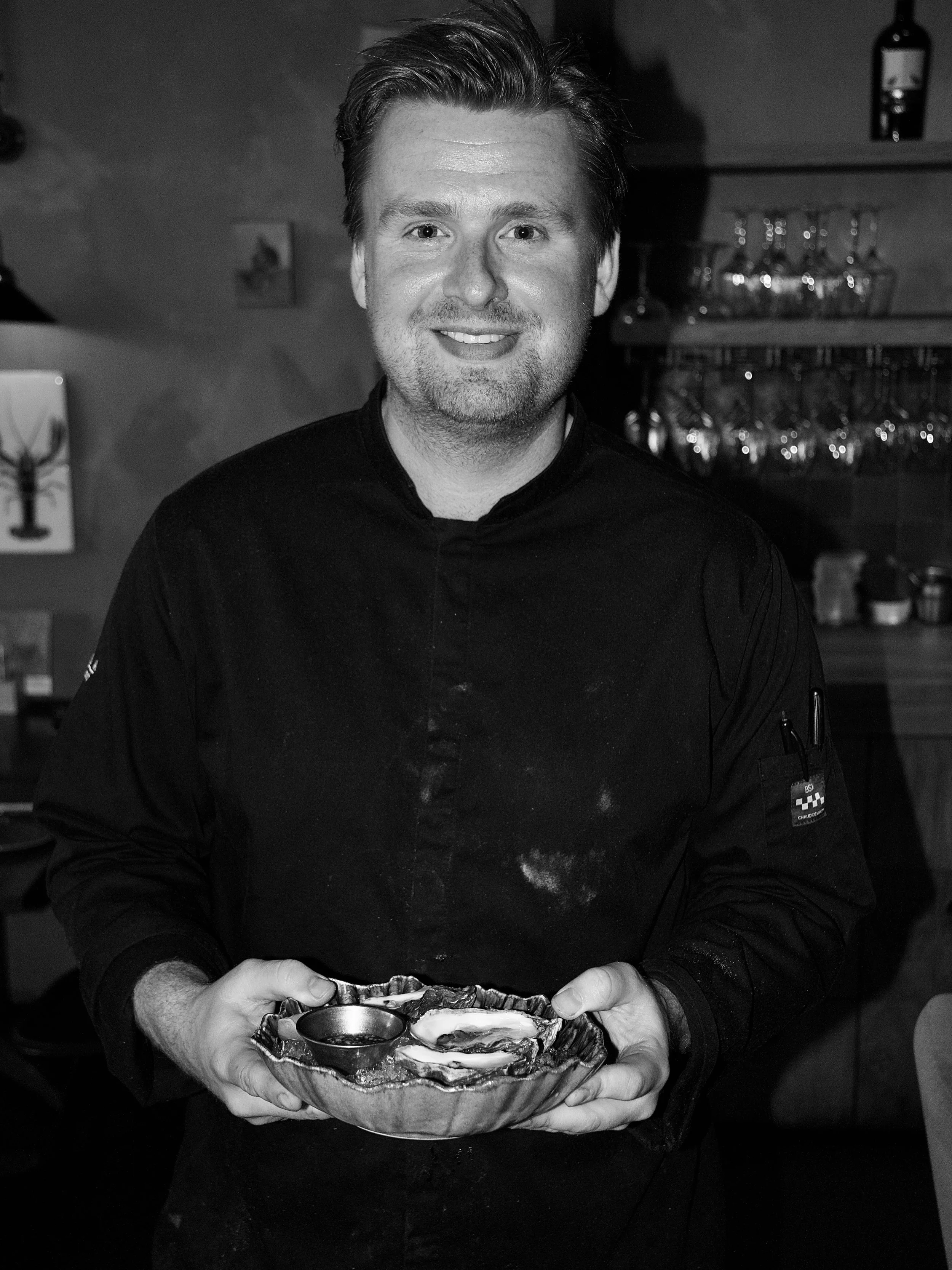 Oesters filteren dagelijks tientallen liters zeewater en behoren tot de puurste smaken uit de zee. 🦪

Kayo zorgt ervoor dat ze precies zo op tafel komen als ze bedoeld zijn: vers, verfijnd en klaar om van te genieten!