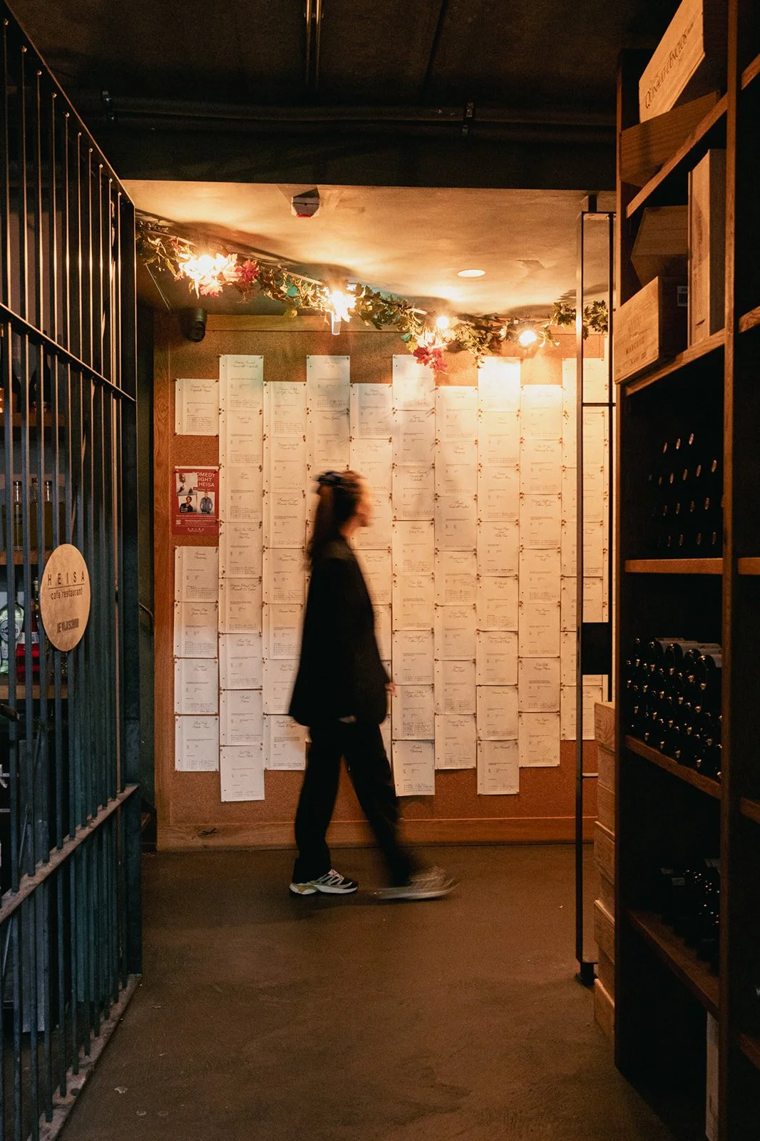 De gang van een restaurant met een bewegende schim van een vrouw die voorbij loopt.