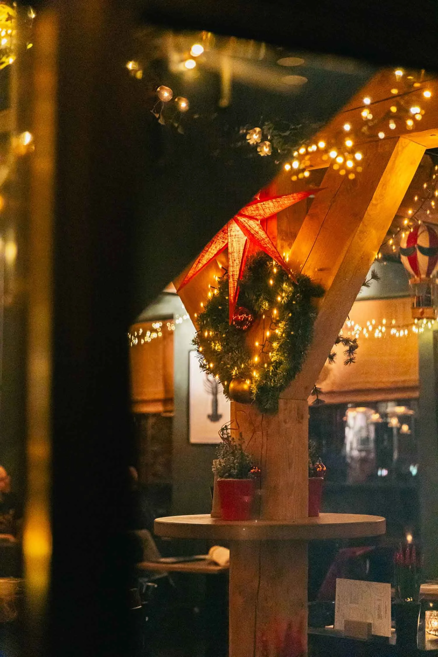 Een warm en gezellig interieur van café restaurant Heisa rond de feestdagen in Oudekerk, met sfeerverlichting en decoratie.