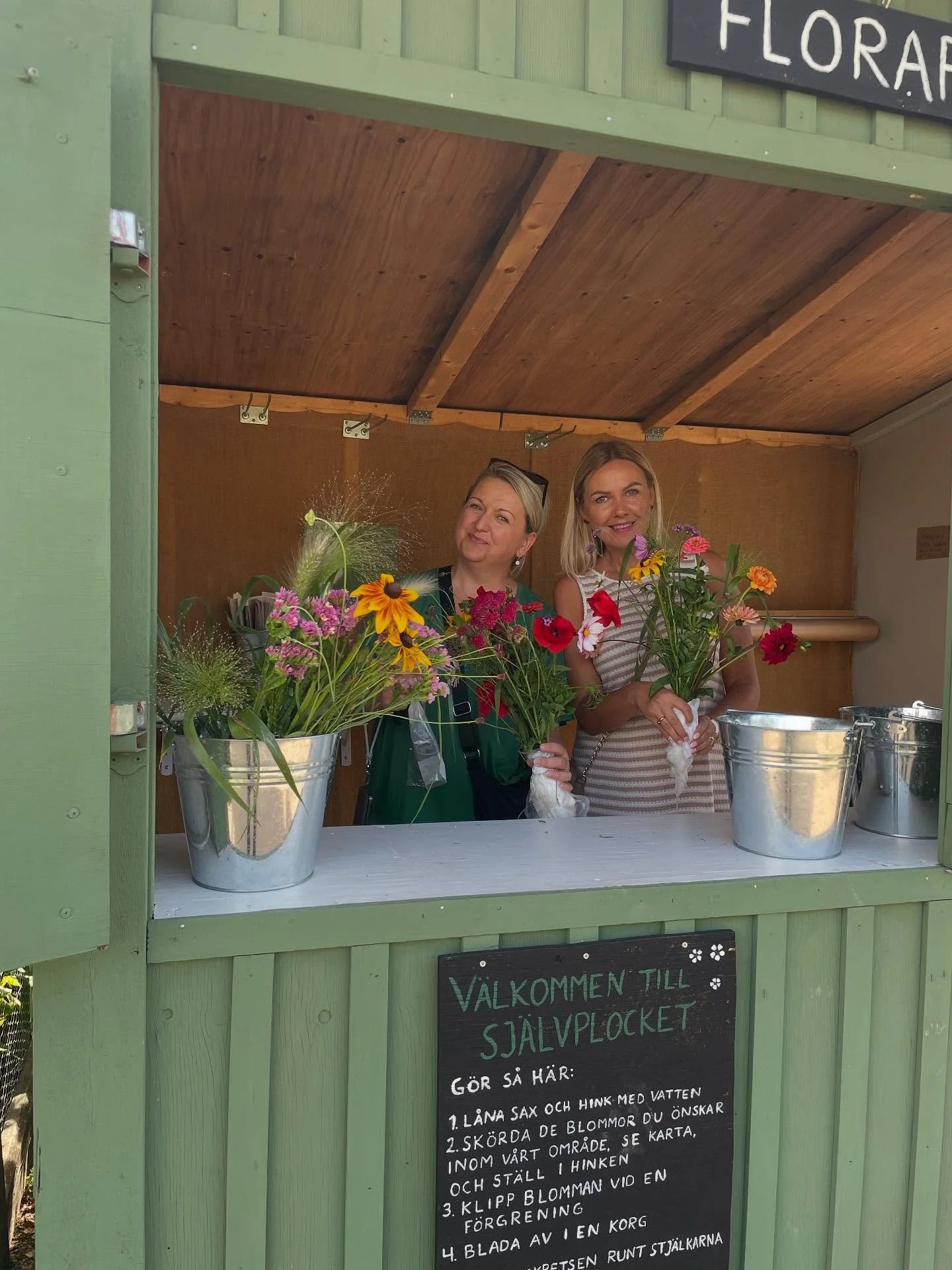 Tack till alla goa fina m&auml;nniskor som handlar av oss! Det &auml;r s&aring; roligt att se folk i blomsterkvarteren och att prata med glada plockare. Tack tack tack f&ouml;r att ni handlar h&aring;llbart, giftfritt och lokalt! 

💛💛💛💛💛💛💛💛💛