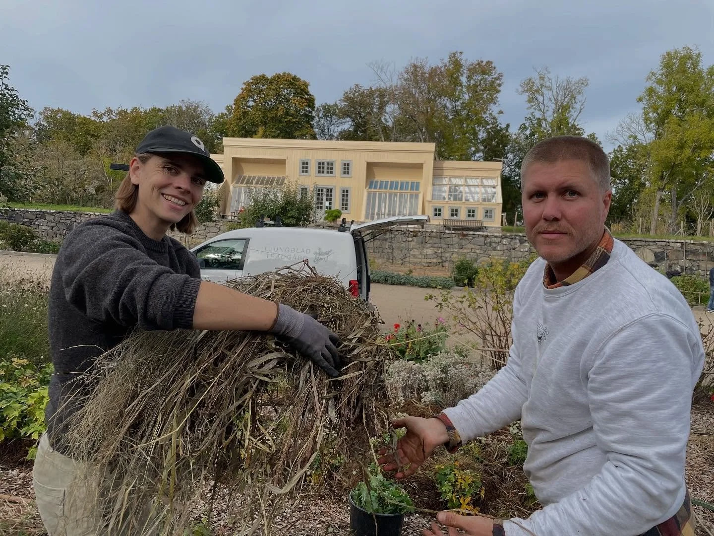 H&ouml;sten &auml;r h&auml;r och vi ringde in n&aring;gra trevliga, stiliga och kapabla dr&auml;ngar som hj&auml;lpte oss att klippa ner &ouml;verblommat, rensa ogr&auml;s och t&auml;cka b&auml;ddar med h&ouml; fr&aring;n Gunnebos &auml;ngar. Det fin