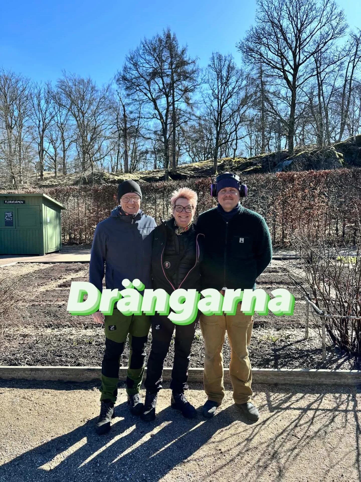 Annandag p&aring;sk = arbetsdag p&aring; Florafarmen. Otrolig insats av v&aring;ra favoritdr&auml;ngar som idag bland annat hanterade h&auml;stbajs med grace, krattade b&auml;ddar till perfektion och s&aring;gade n&auml;stan men inte riktigt igenom e