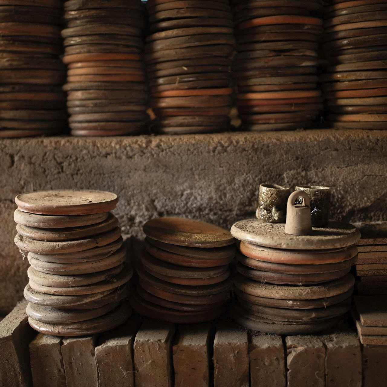 Automne 2025. Les Grands Feux &agrave; la Borne. 

Chaque ann&eacute;e en octobre, les potiers et poti&egrave;res de La Borne - village berrichon - allument le brasier de leurs fours &agrave; bois pour cuire leurs c&eacute;ramiques. Une fois que ces 