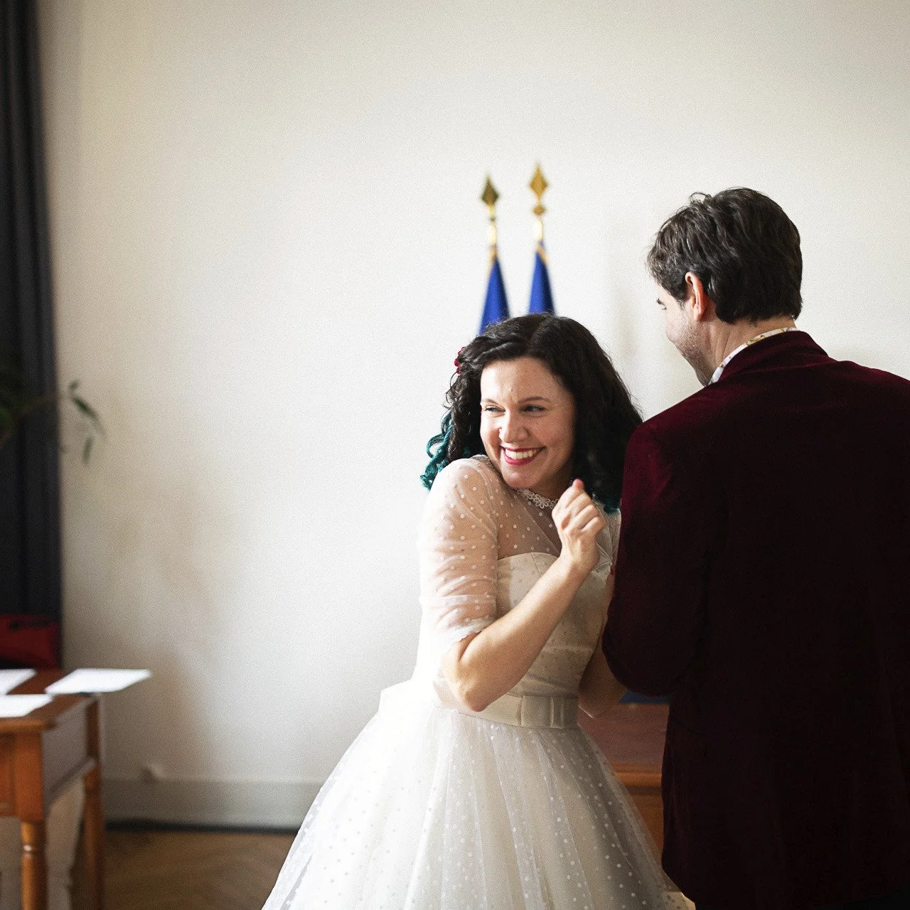 Cheveux bleus et veste pourpre pour un mariage p&eacute;tillant. 
L &amp; AS o&ugrave; l'art et la mani&egrave;re de conjuguer chic et sans chichi.

&copy;marie pierson