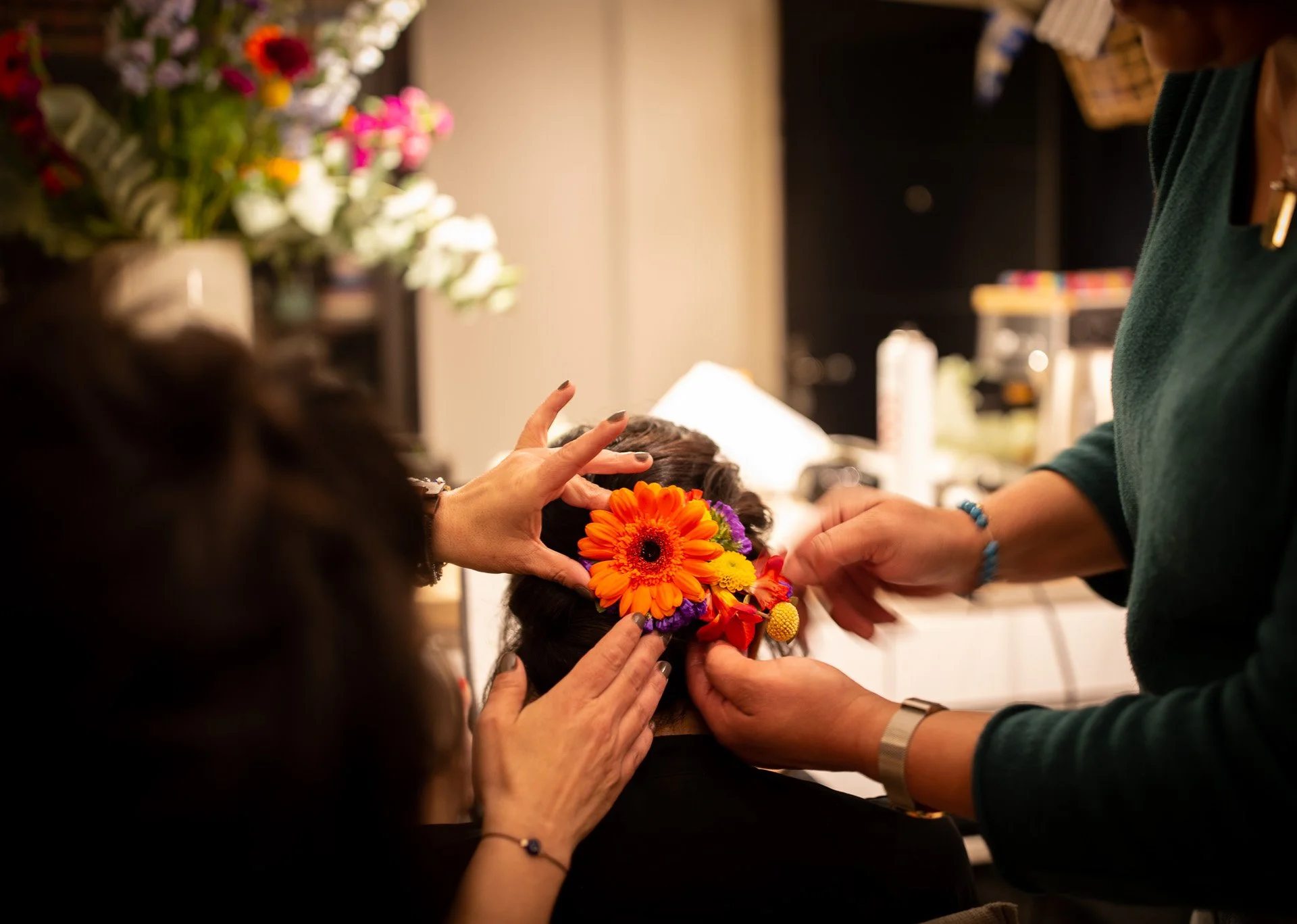 Séance photo des préparatifs d'un mariage. La mariée est chez elle.